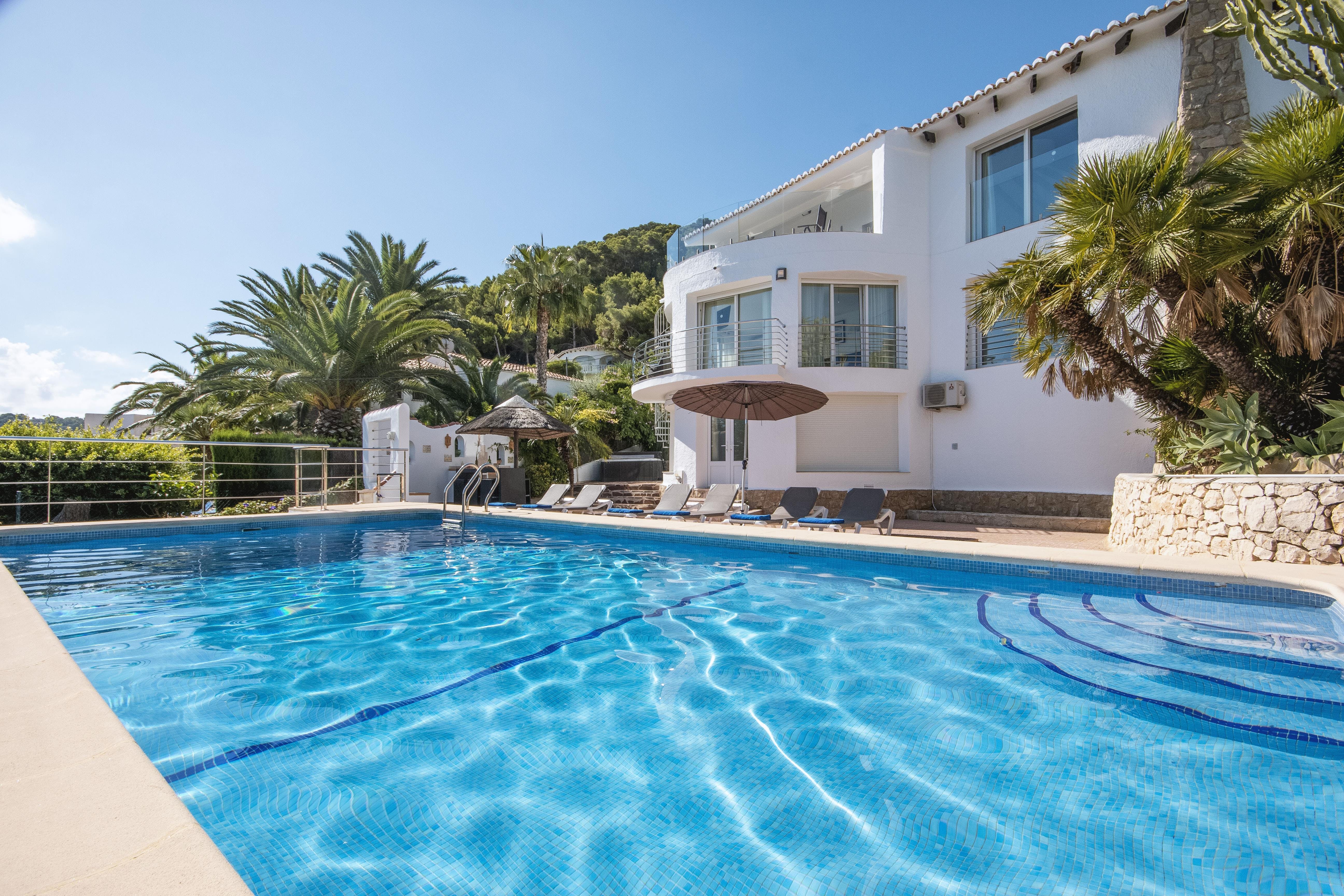 Villa Solano Granadella Jávea: Spacious 6-Bedroom Apartment with Pool and Sea Views, Jávea