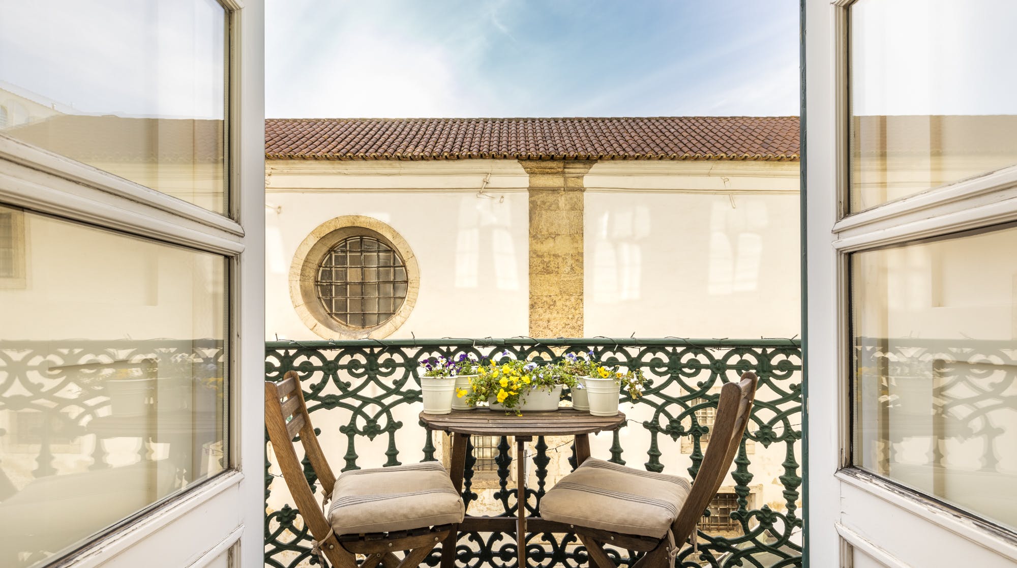 Casa Mouraria Príncipe Real: Stylish 2-Bedroom Apartment with Sea Views and Air-Con in Principe Real, Lisbon