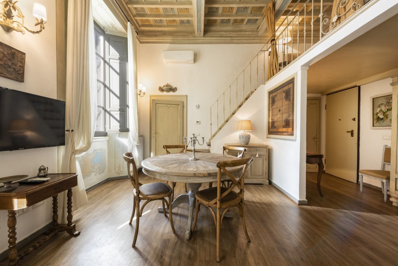Casa Orsanmichele Firenze: Charming 2-Bedroom Apartment Rental with Air-Con in Florence Duomo