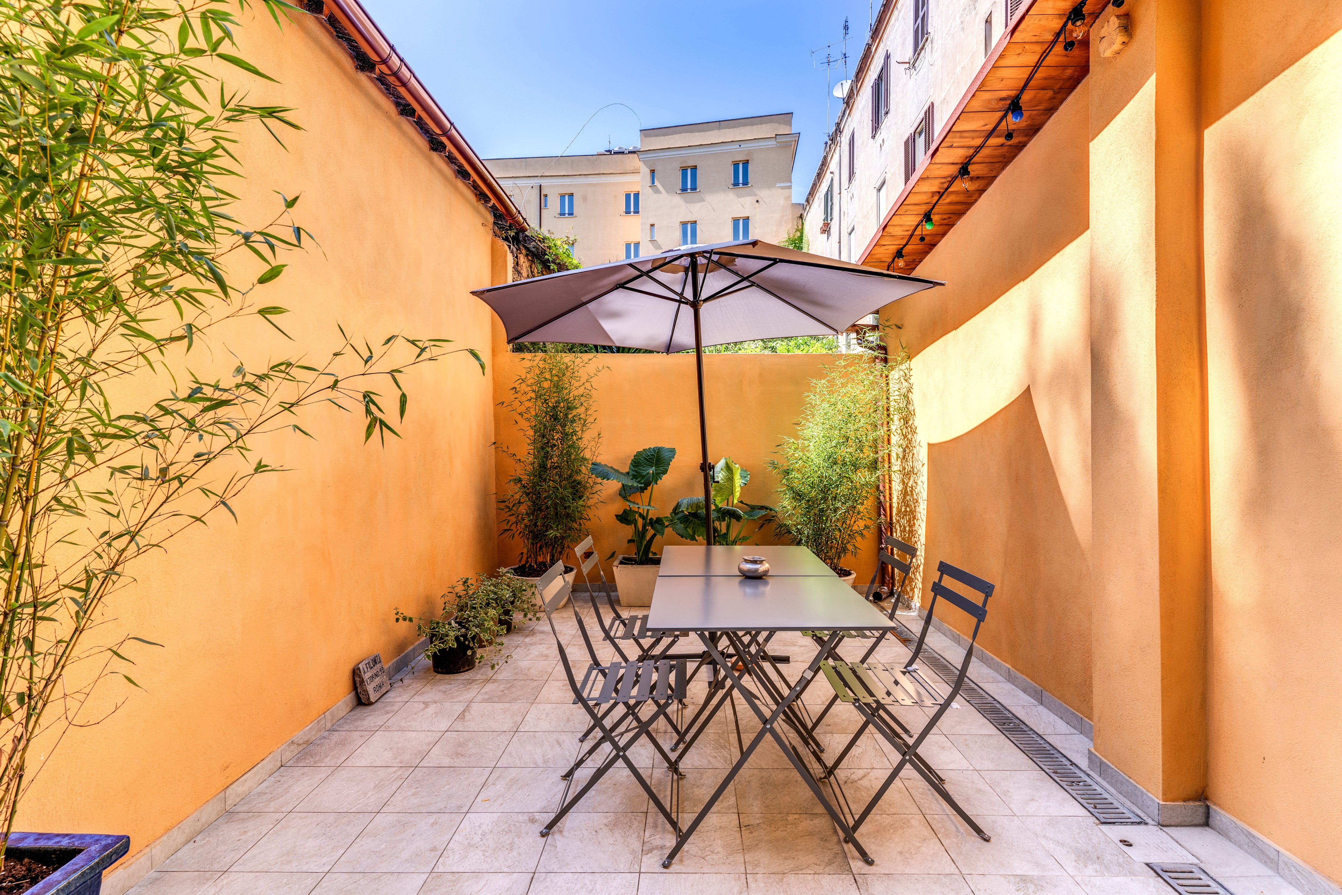 Casa Orto Botanico Trastevere: Charming 2-Bedroom Apartment Rental with Courtyard Garden, Trastevere Rome