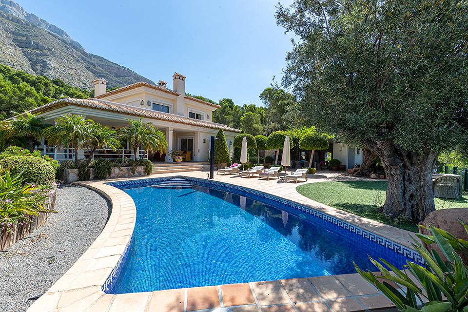 Villa Mestral Toix Calpe: Spacious 5-Bedroom Golf Villa Rental with Private Pool and Sea Views, Calpe