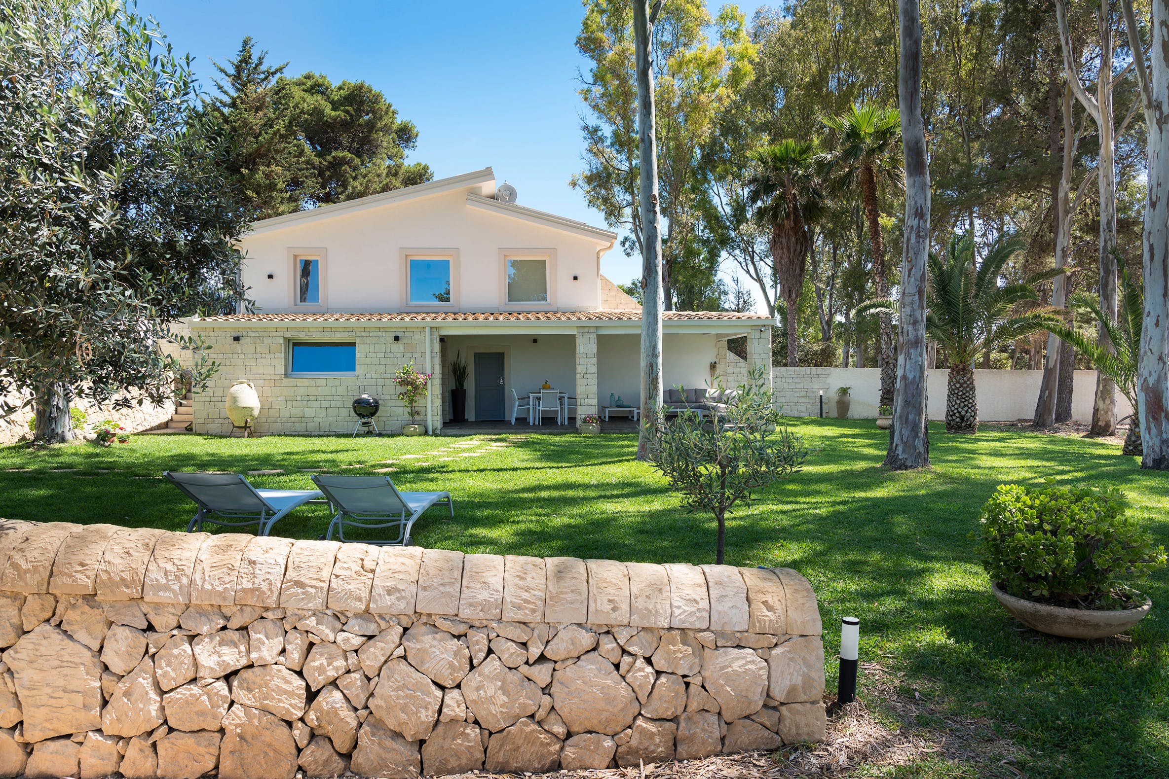Villa Levante Grotta Syracuse: Charming 3-Bedroom Apartment Rental with Seaview and Air-Con, Syracuse
