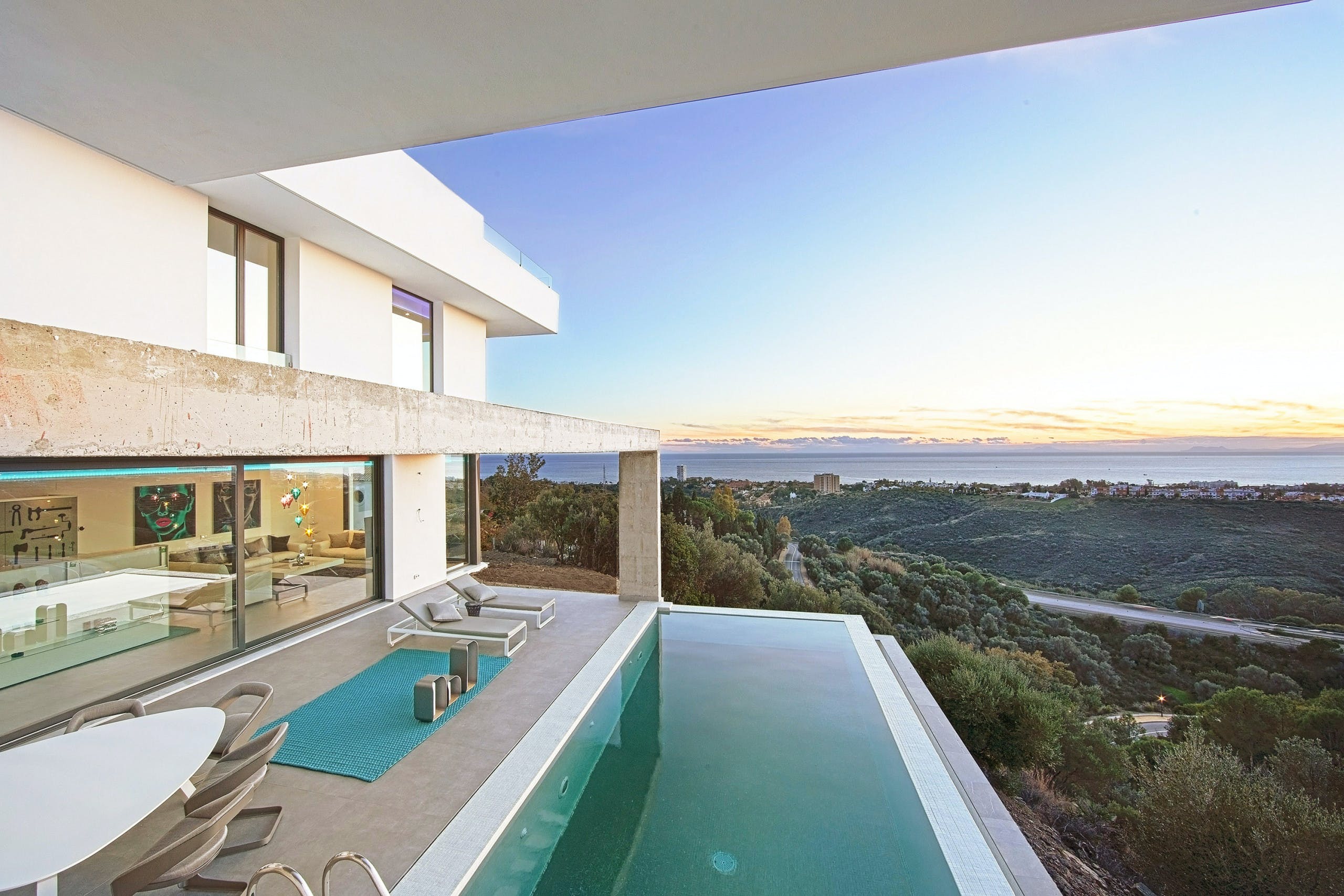Villa Mestral Río Verde Marbella: Luxury 4-Bedroom Apartment with Infinity Pool and Sea Views, Marbella