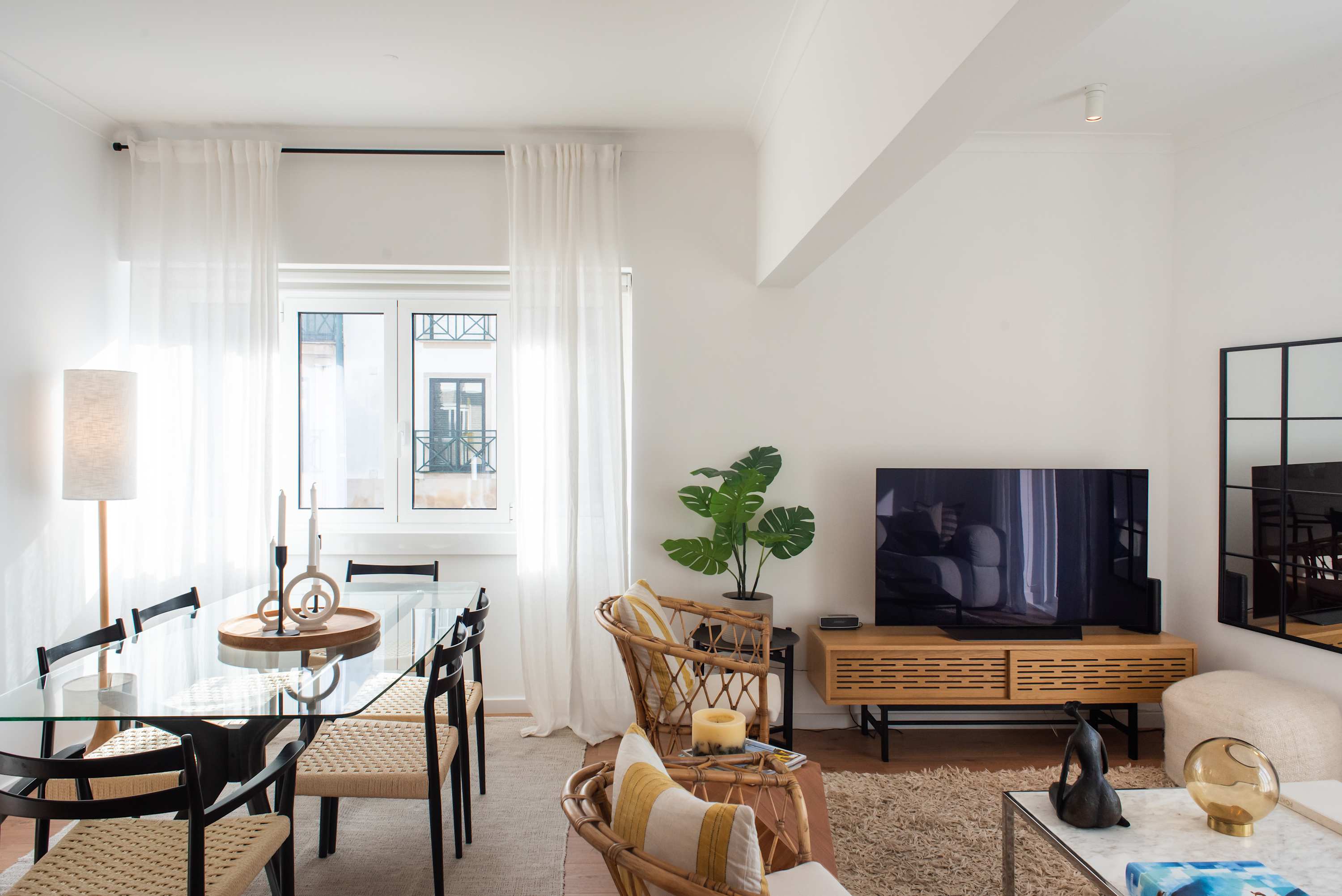 Casa Ribeira Lisboa: Luxury 4-Bedroom Villa with Sea Views and Beach Access, Lisbon