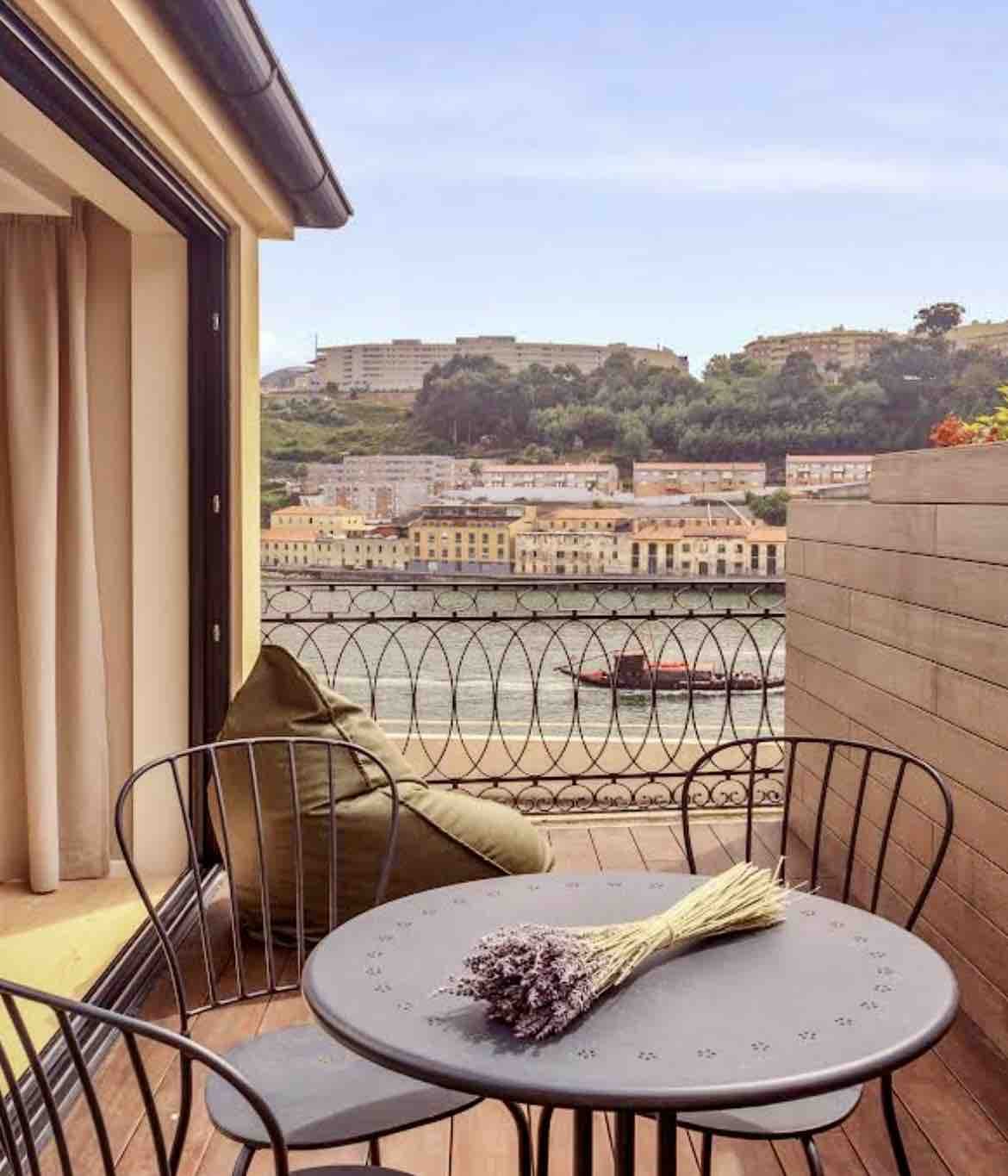 Casa Ribeira Miragaia: Charming 2-Bedroom Apartment with Seaview and Pool in Porto Miragaia