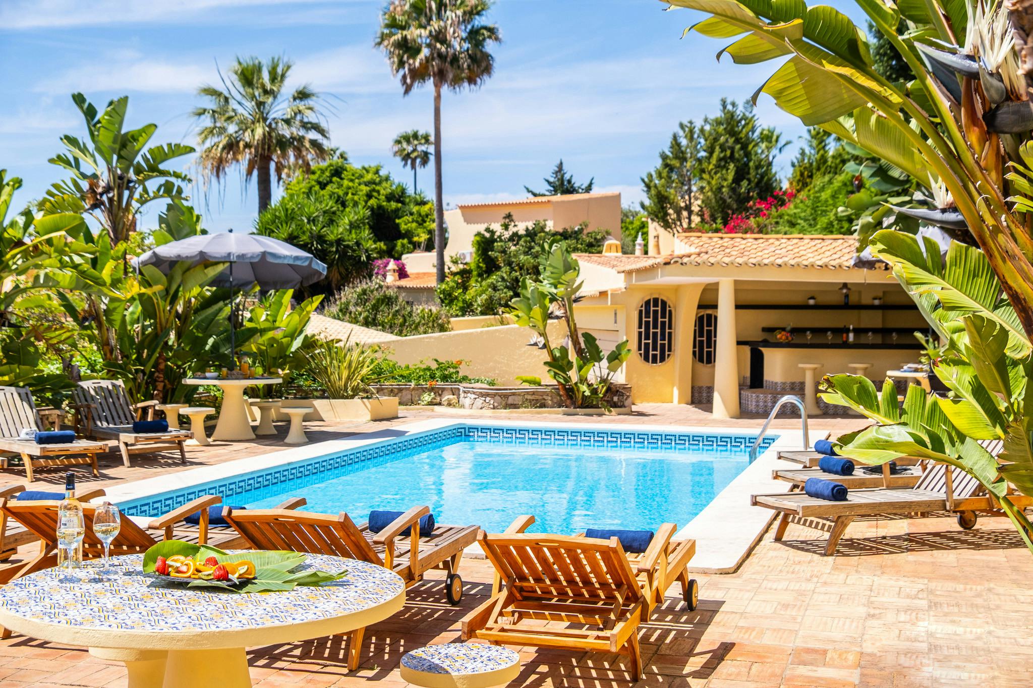 Casa Rocha Albufeira: Spacious 4-Bedroom Apartment with Pool and Sea Views, Algarve