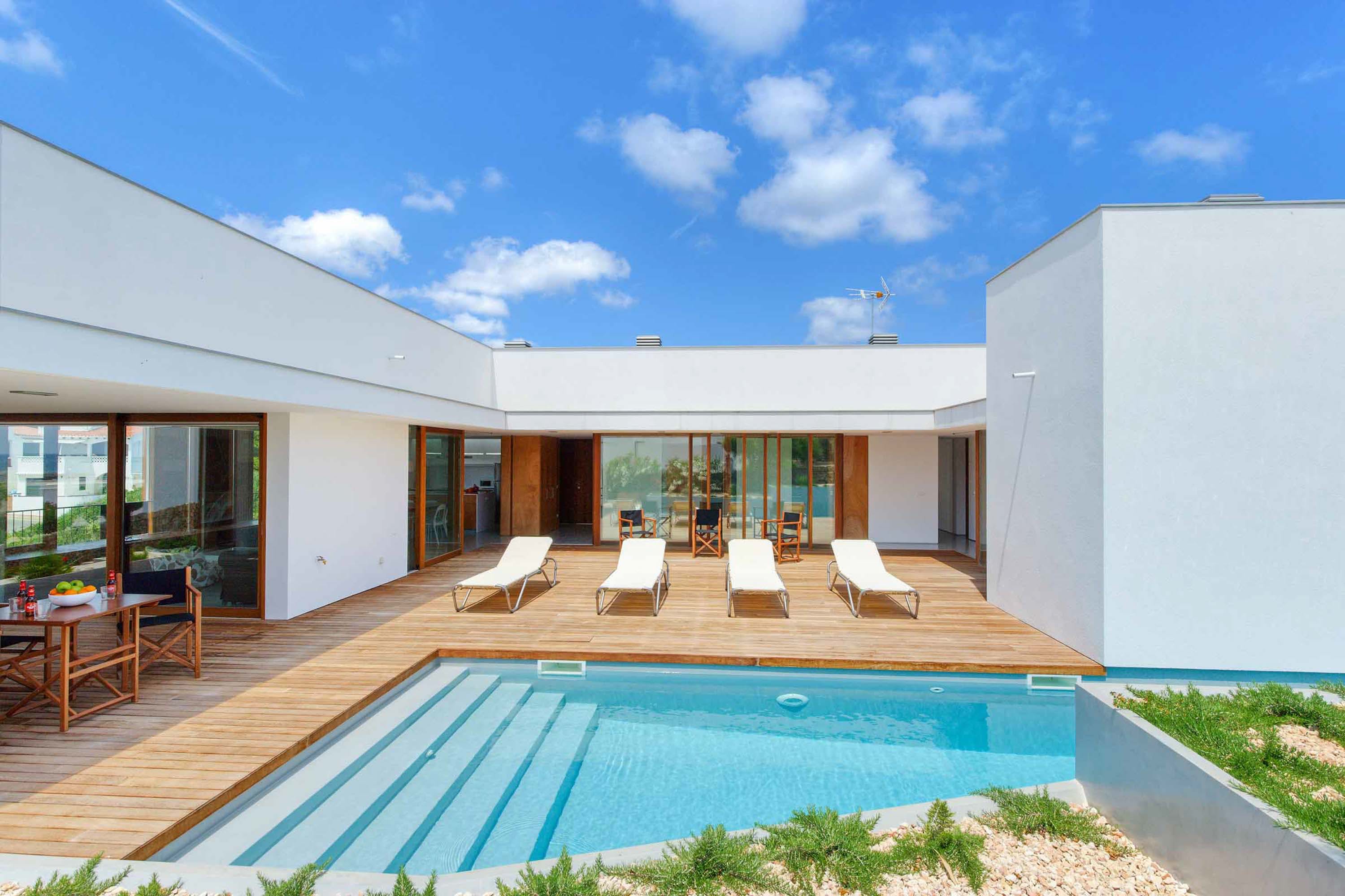 Casa S’Albufera Mahón: Spacious 4-Bedroom Apartment with Sea Views and Air-Con, Menorca