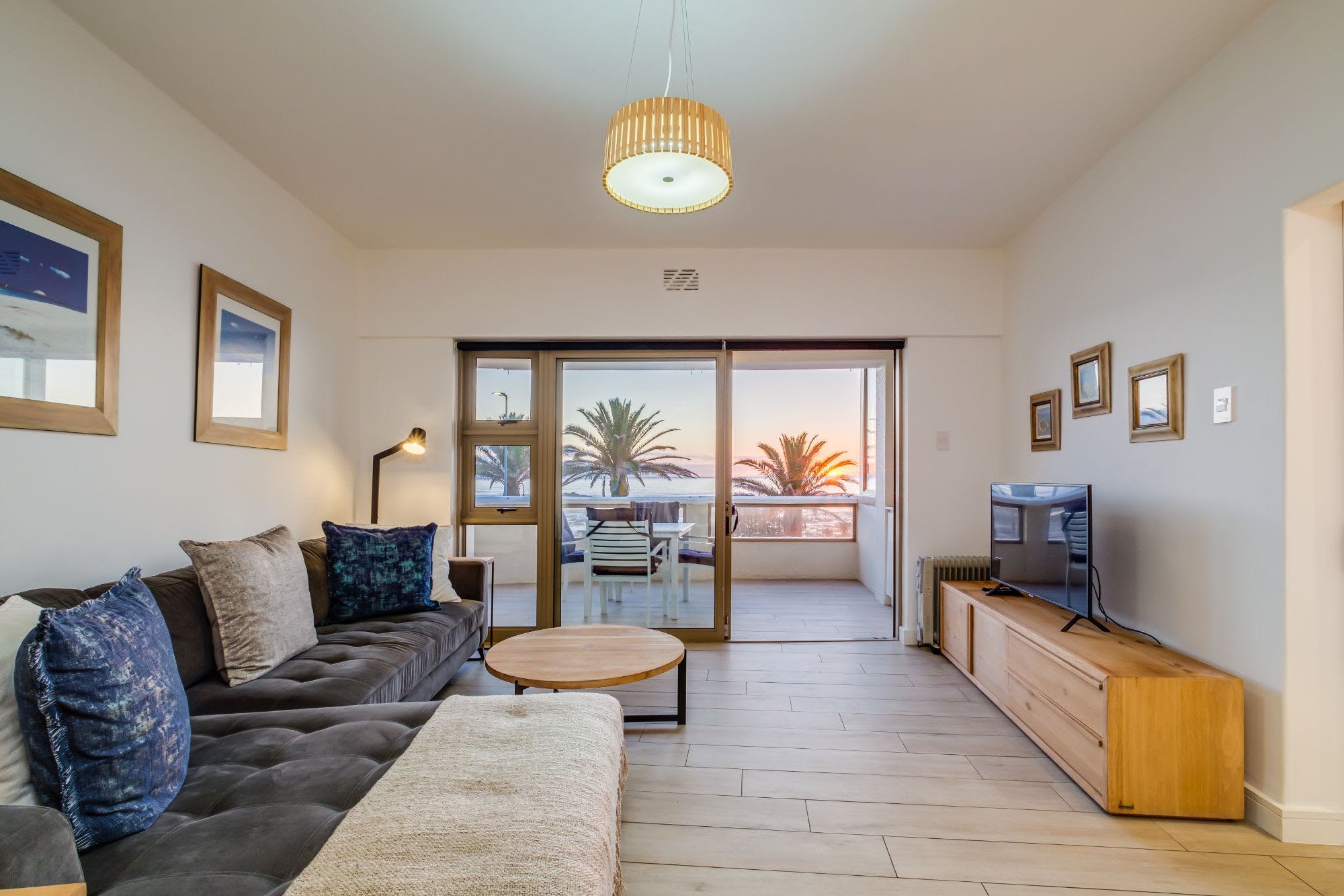 Casa Sea Breeze Sea Point: Stylish 2-Bedroom Apartment with Seaviews in Sea Point, Cape Town