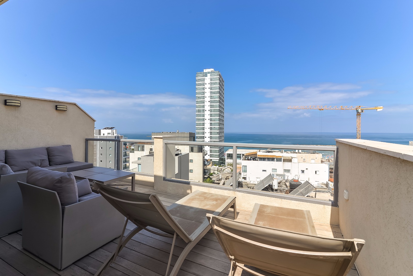 Casa Shapira Kerem Hateimanim: Stylish 3-Bedroom Apartment with Seaview and Beachfront, Kerem Hateimanim