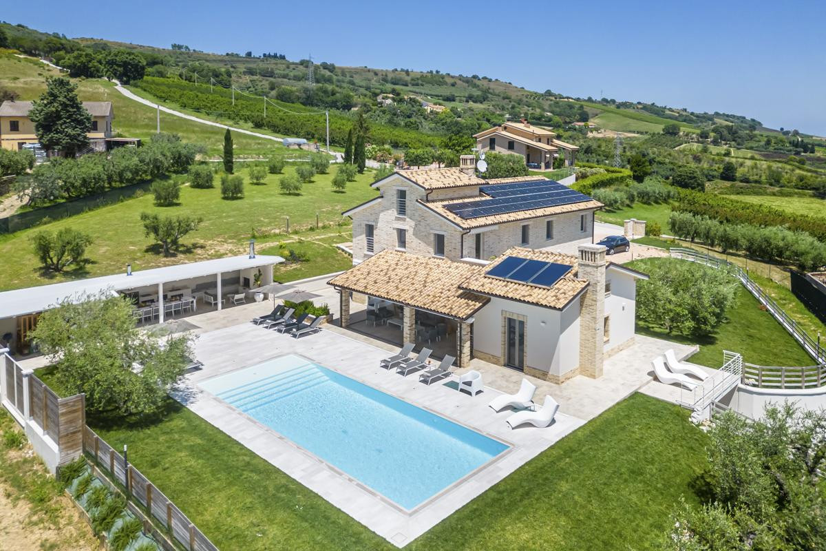 Casa Sirocco Aso: Luxury 8-Bedroom Apartment with Swimming Pool, Marche
