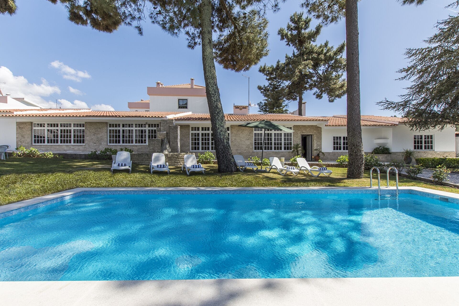 Villa Safira Caparide Aroeira: Spacious 4-Bedroom Apartment with Sea Views and Pool in Aroeira