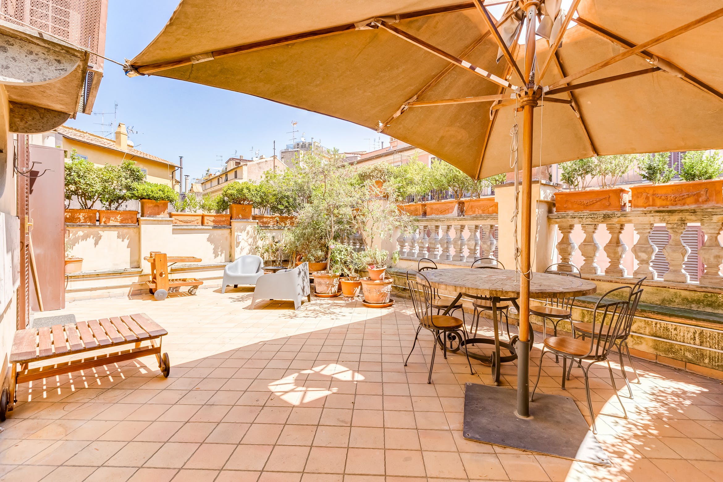 Villa Meridiana Monticello Monti: Charming 3-Bedroom Apartment Rental with Rooftop Terrace, Monti Rome
