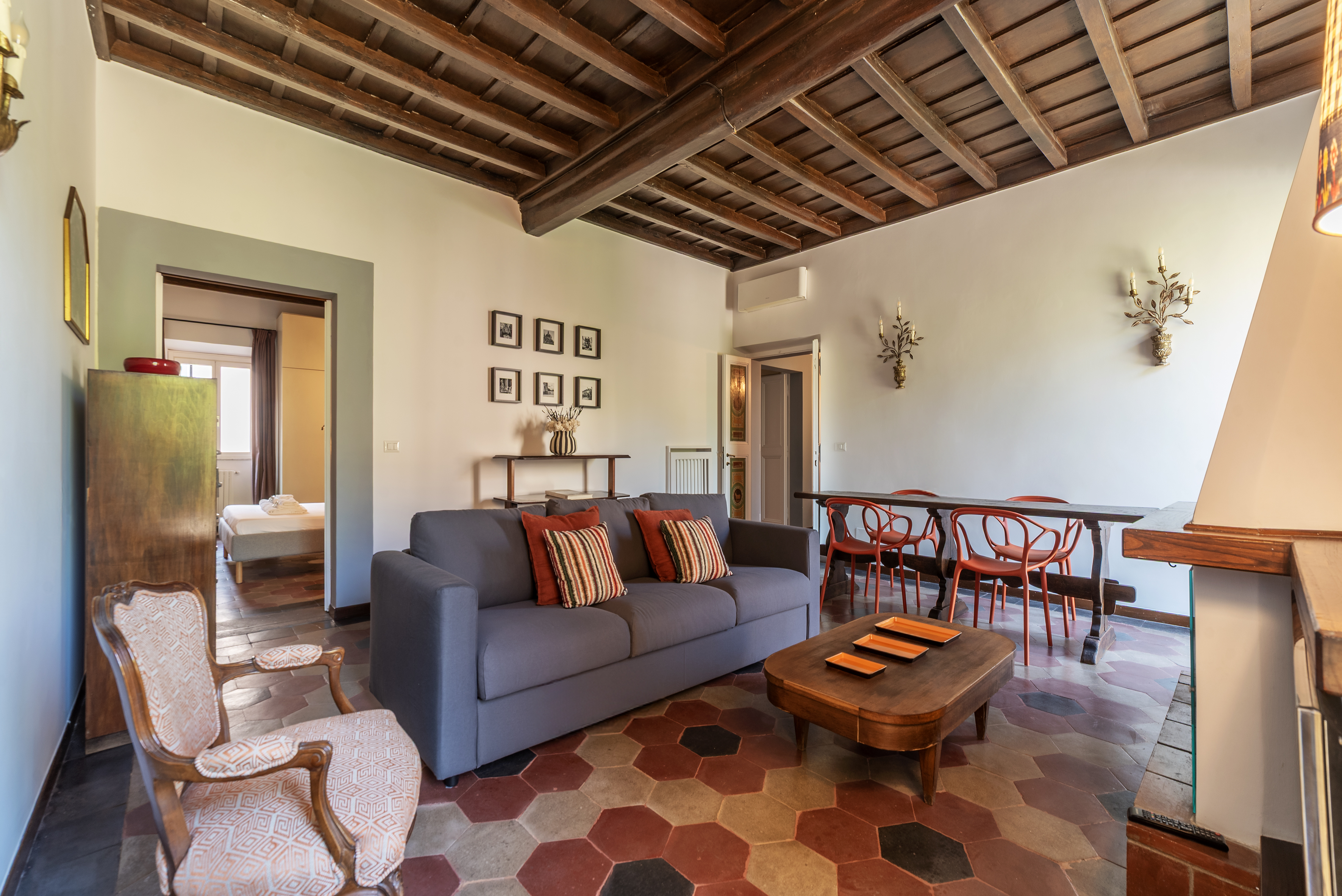 Villa Alba San Lorenzo Monti: Chic 2-Bedroom Apartment with Air-Con in Monti Rome