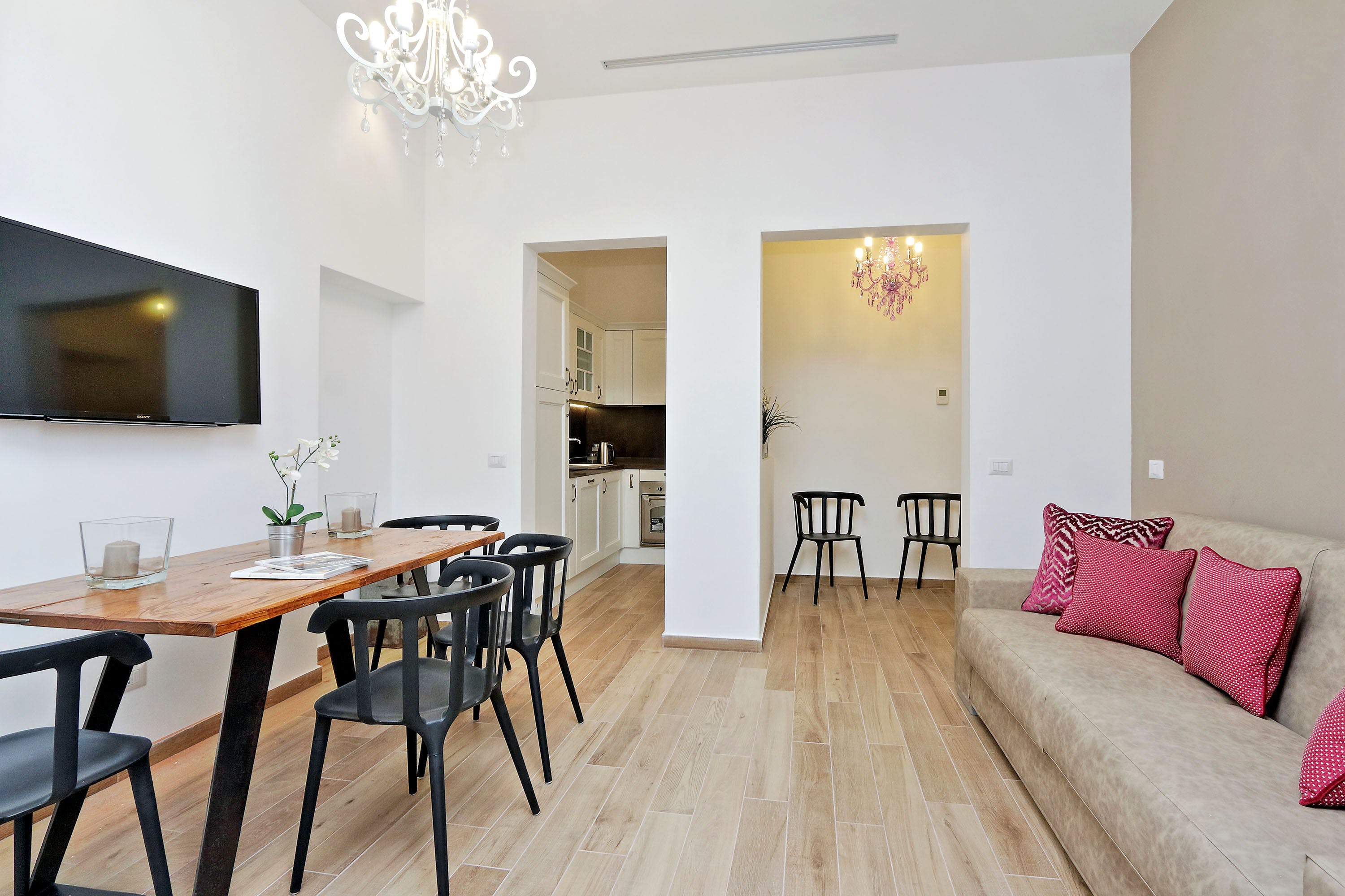 Villa Smeraldo Poggio Monti: Charming 2-Bedroom Apartment with Air-Con in Monti, Rome