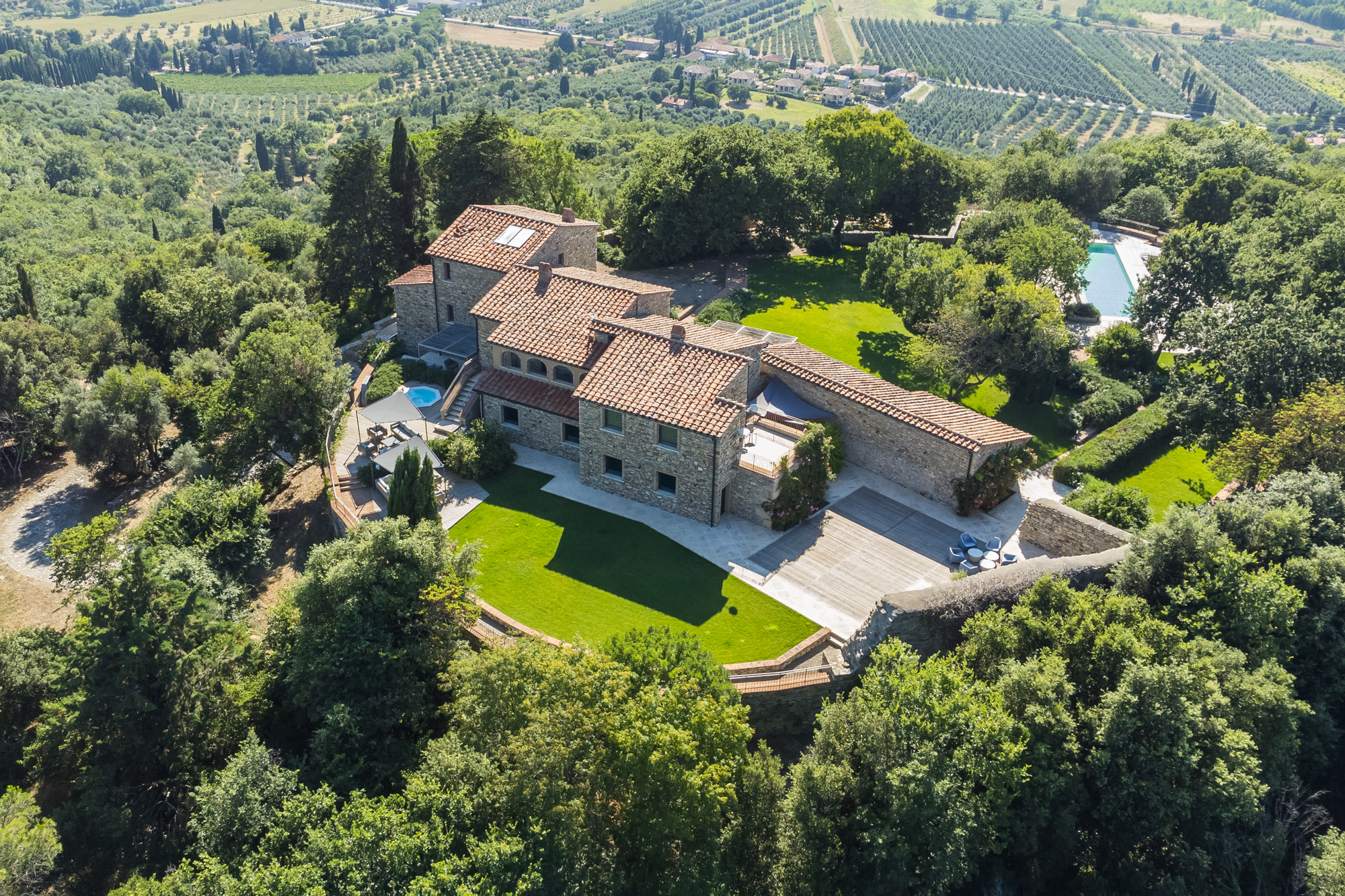 Villa Ceruleo Sassofortino Grosseto Province: Luxury 7-Bedroom Apartment with Infinity Pool, Grosseto Province