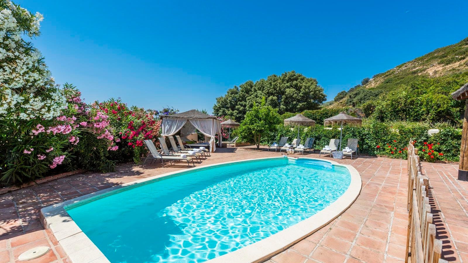 Villa Esmeralda Peñón Antequera: Spacious 6-Bedroom Apartment with Pool and Sea Views, Antequera