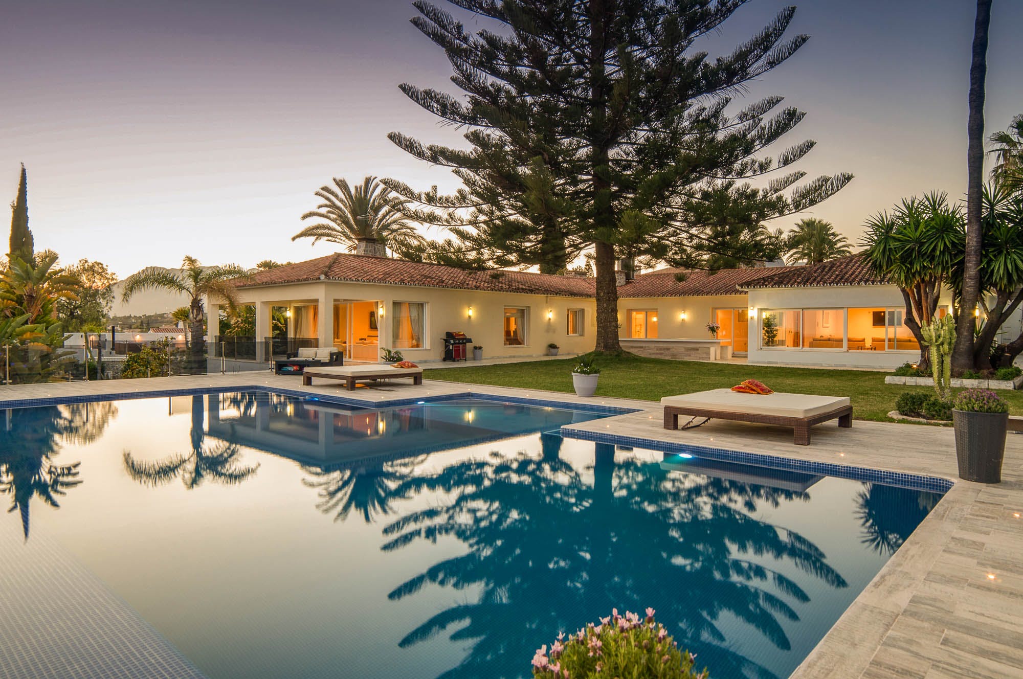 Villa Mestral Calahonda Costa Del Sol: Luxury 8-Bedroom Apartment with Infinity Pool, Costa Del Sol