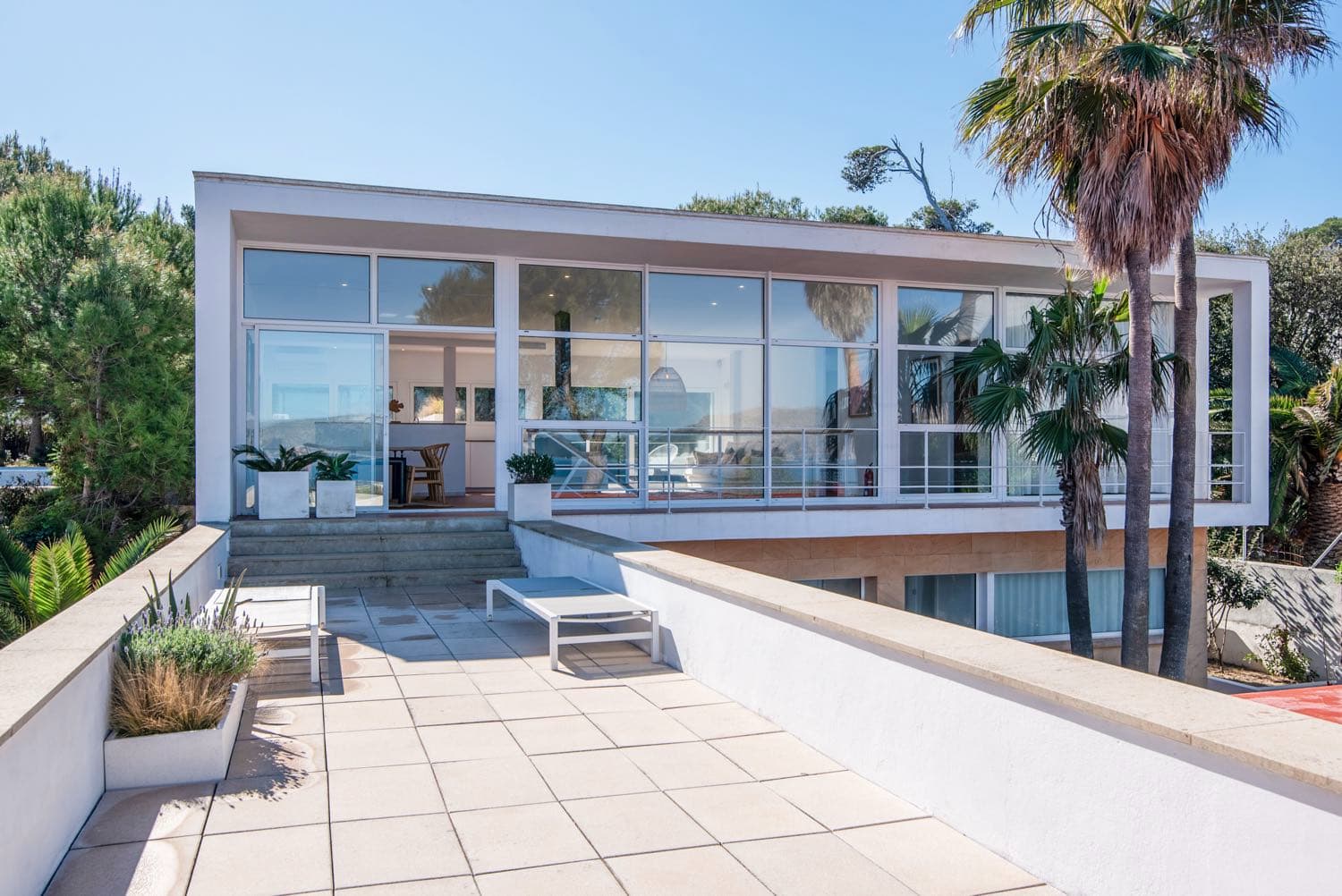 Villa Mestral Alcúdia Viejo Alcudia: Luxury 5-Bedroom Beachfront Apartment with Stunning Seaview, Alcudia