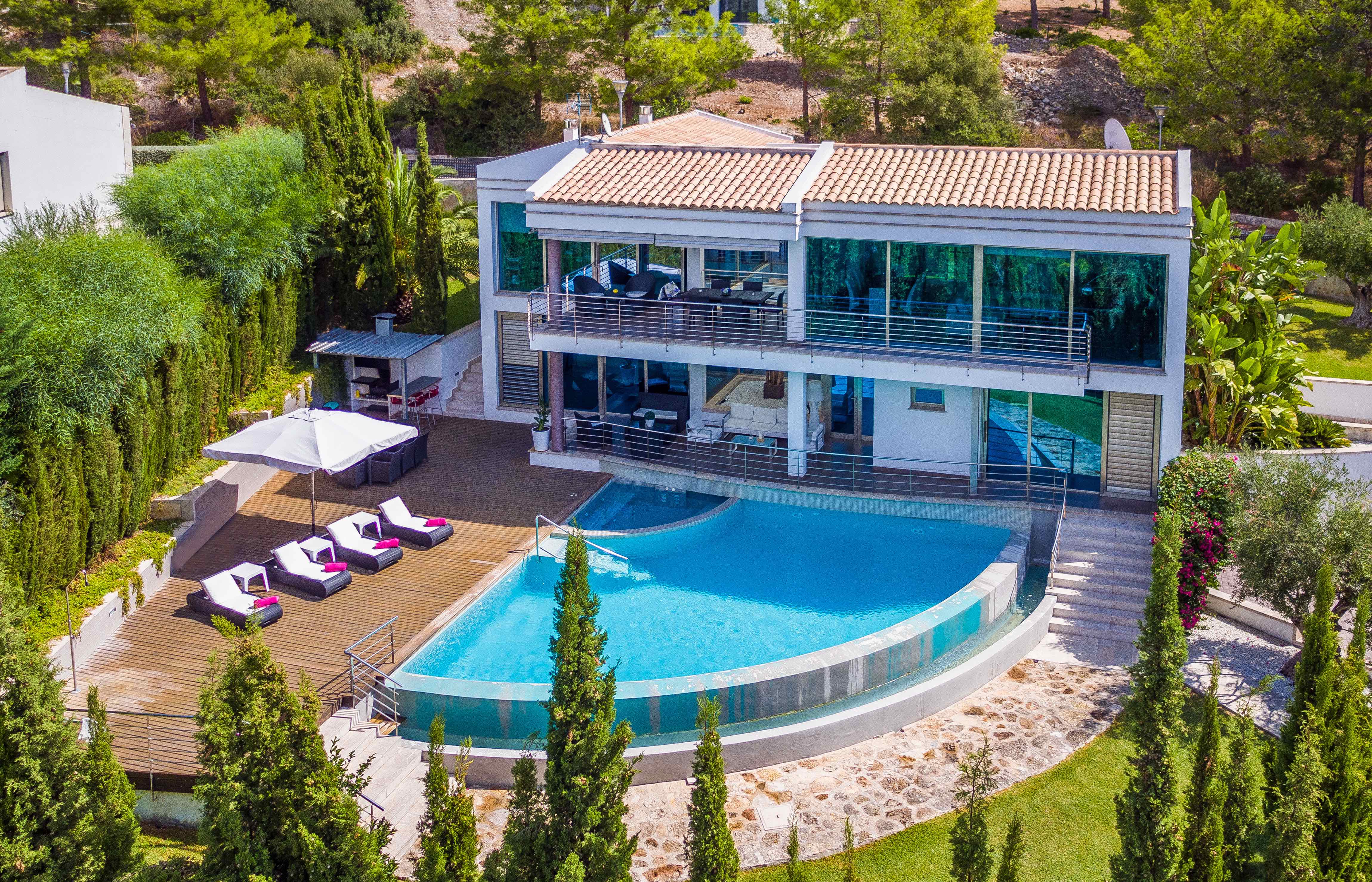 Villa Mestral Boquer Alcudia: Elegant 4-Bedroom Apartment with Sea Views and Pool, Alcudia