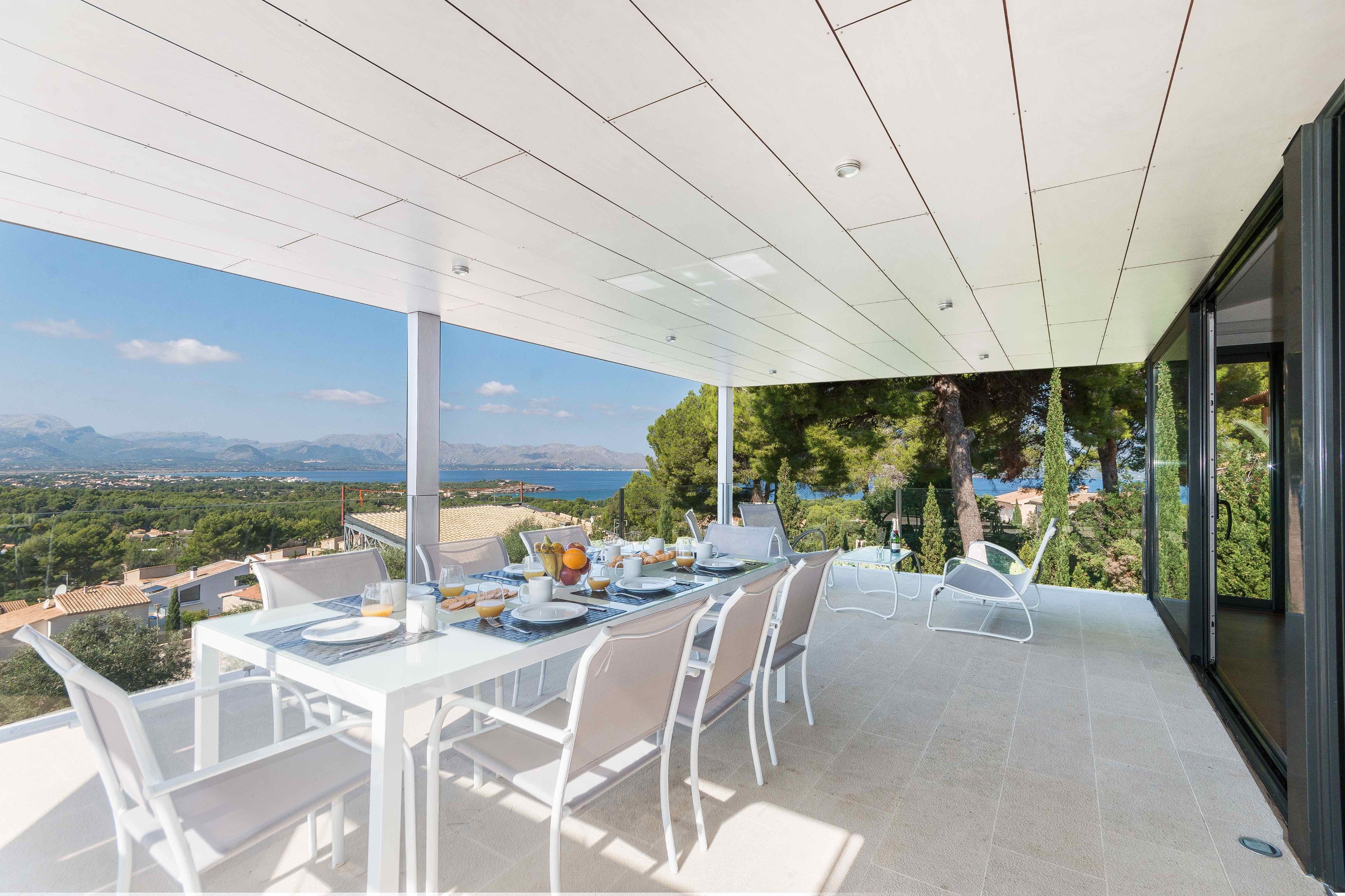 Villa Embat Boquer Alcudia: Luxury 4-Bedroom Apartment with Seaview, Alcudia