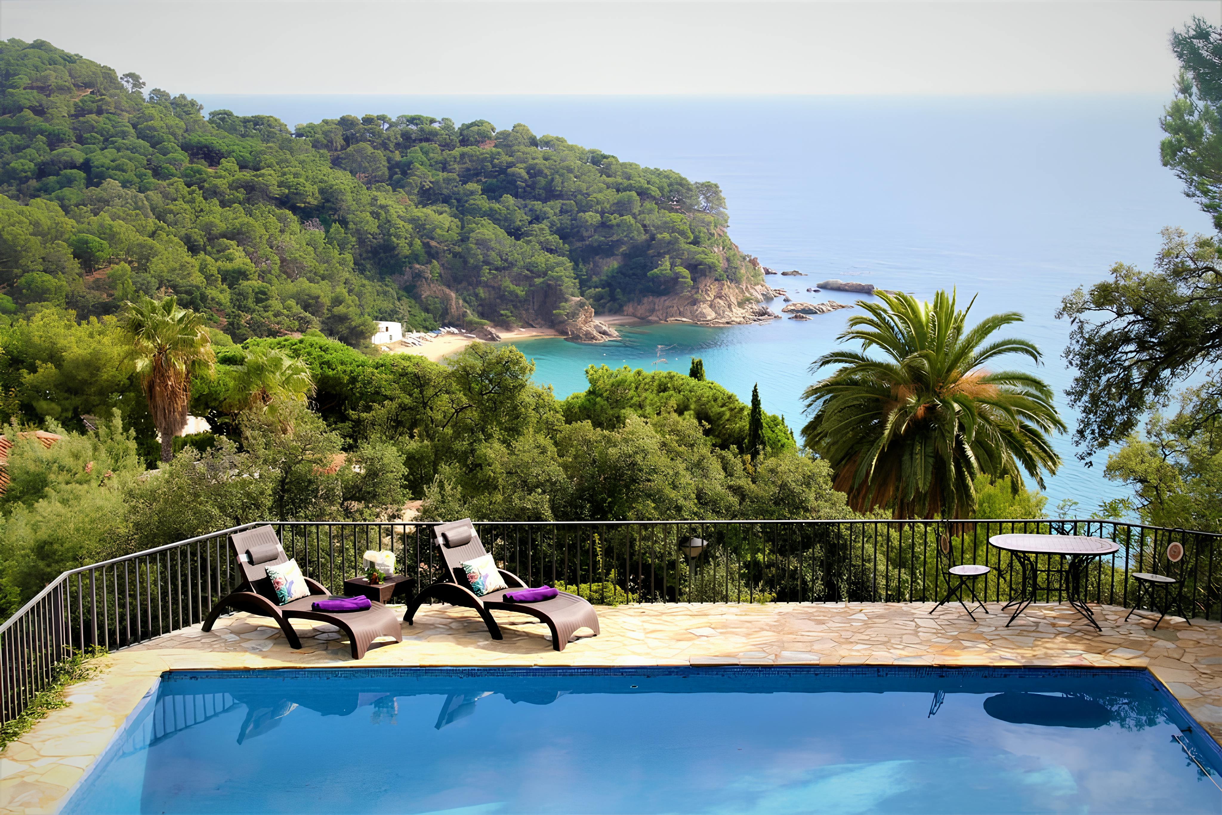 Villa Esmeralda Sa Caleta Lloret de Mar: 7-Bedroom Beachfront Apartment with Pool, Lloret de Mar