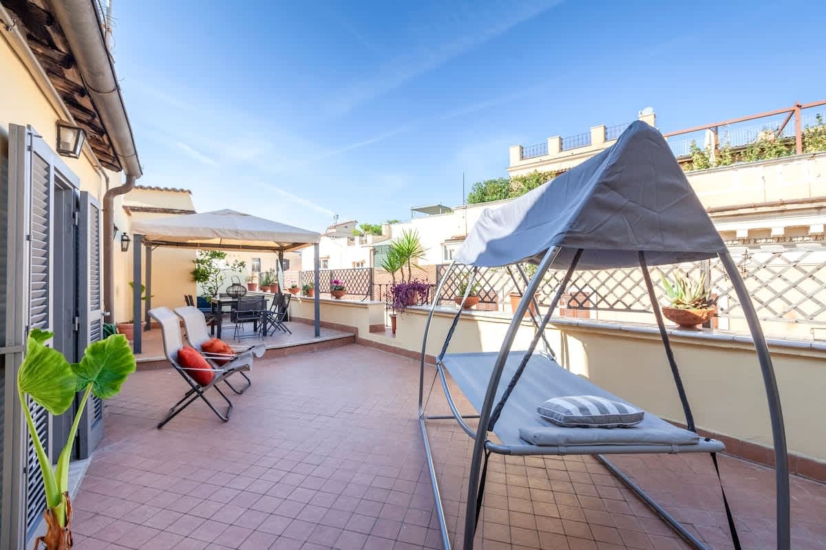 Casa Trinità Spagna: Charming 2-Bedroom Townhouse Rental with Terrace and Air-Con, Spagna Rome