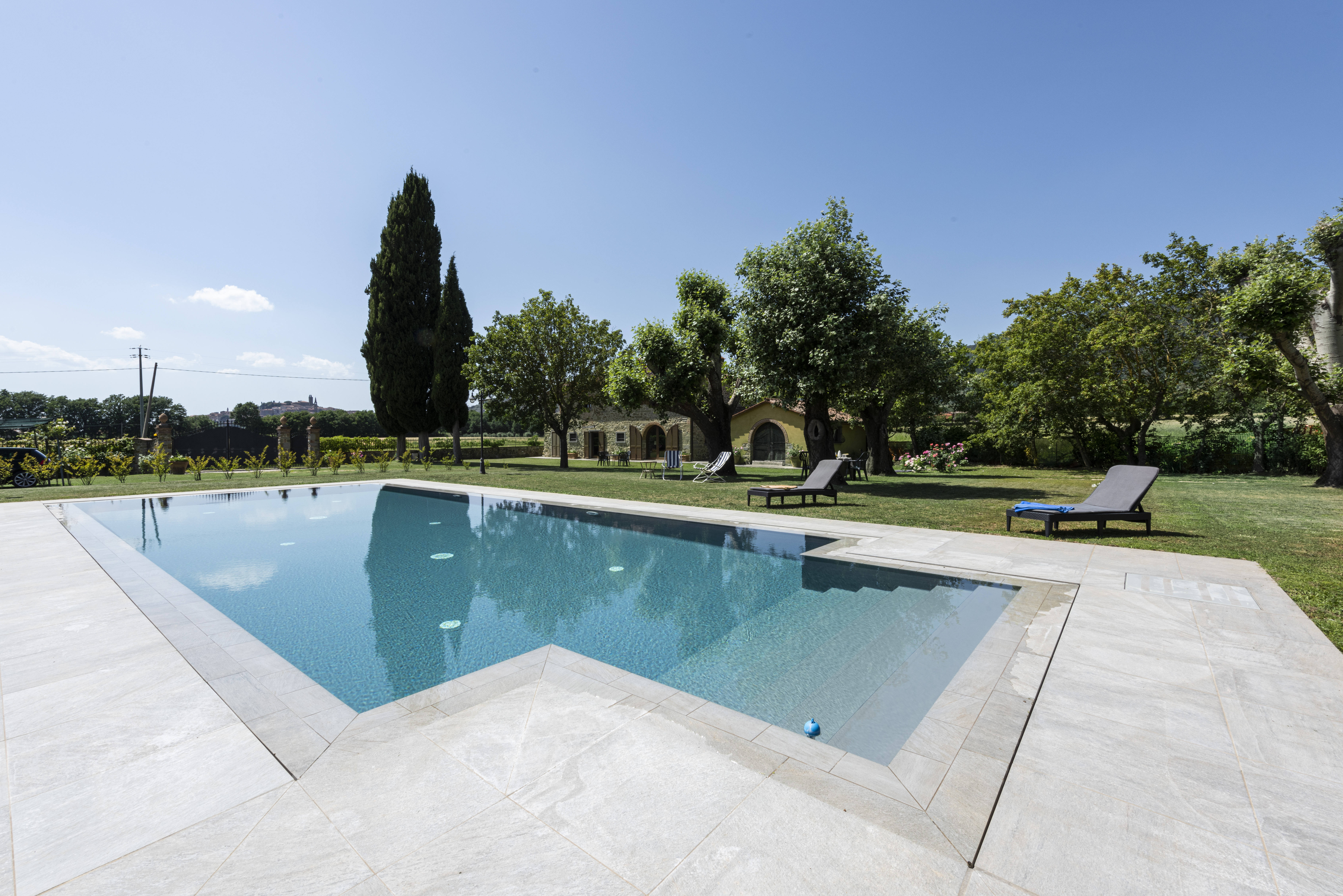 Casa Valdichiana Cortona: Charming 3-Bedroom Apartment with Infinity Pool in Cortona, Tuscany