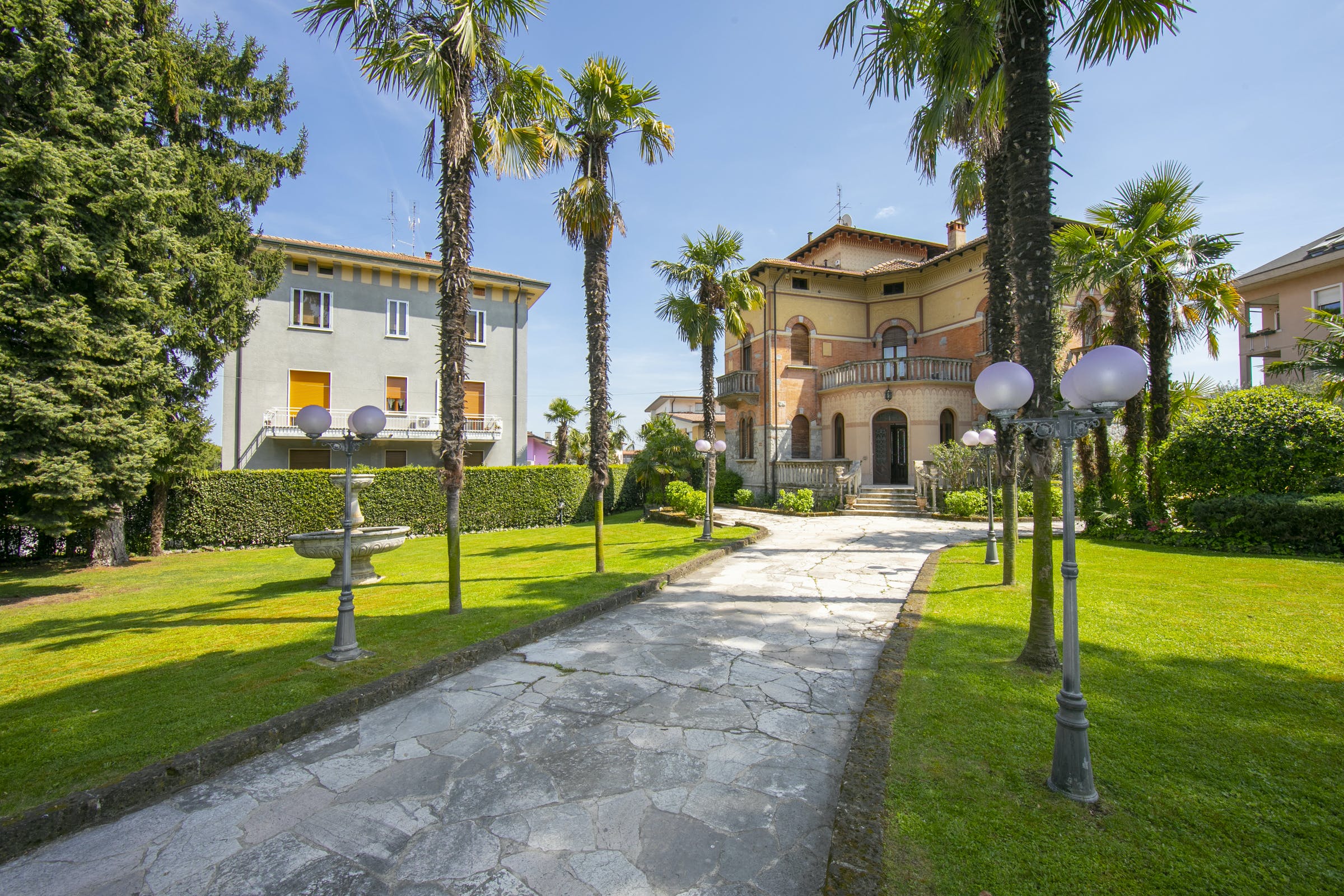 Casa Valtenesi Brescia: Spacious 5-Bedroom Apartment with Lake Views, Verona