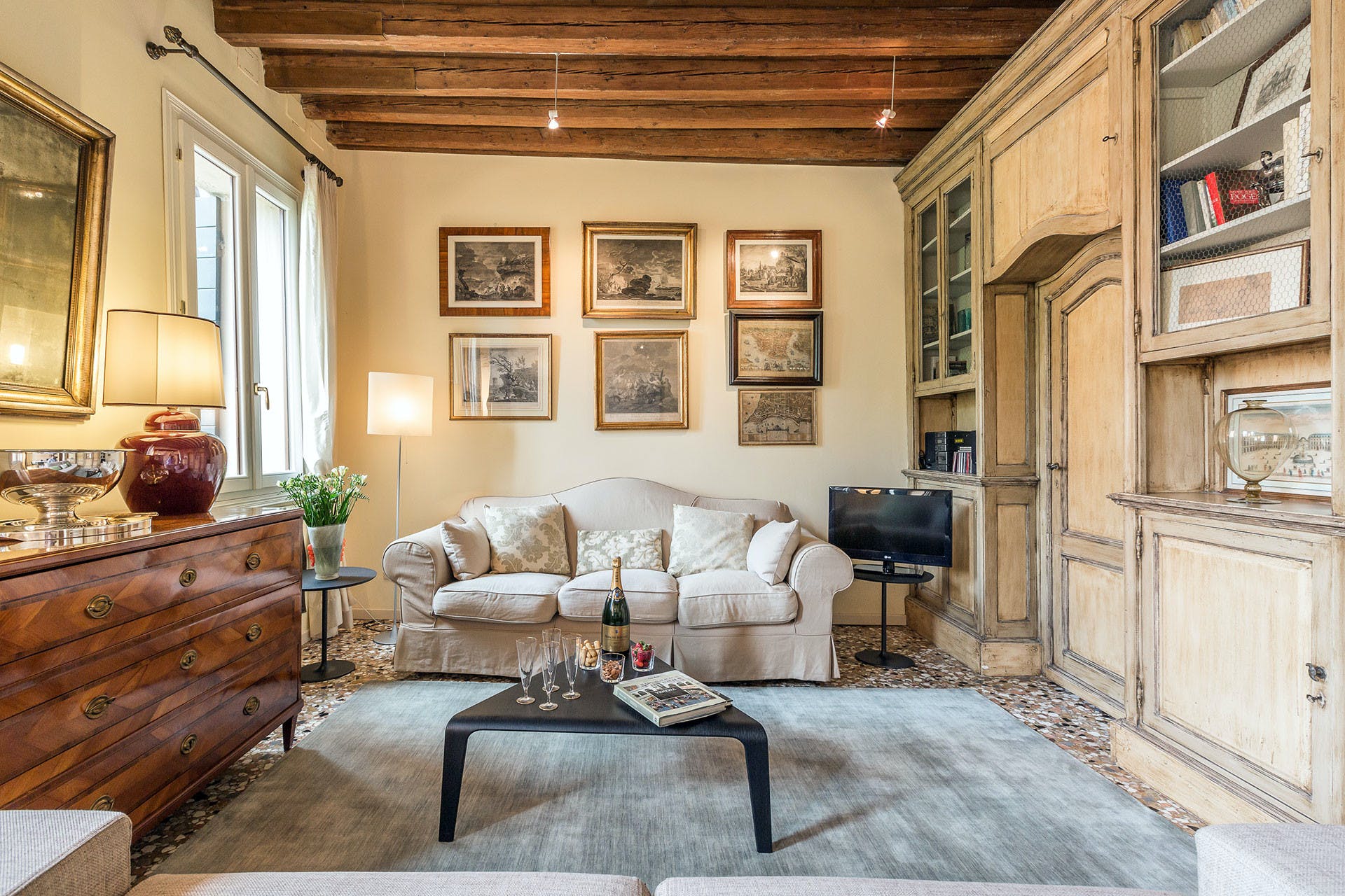 Casa Zattere Dorsoduro Dorsoduro: Charming 2-Bedroom Apartment Rental with Sea Views in Dorsoduro Venice