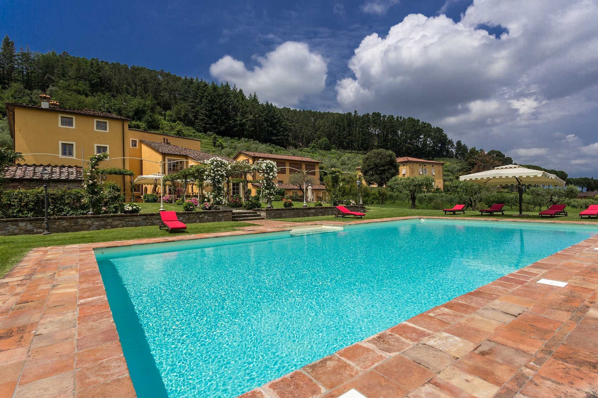 Cascina Serchio Lucca: Elegant 8-Bedroom Apartment with Pool and Tennis Court, Tuscany