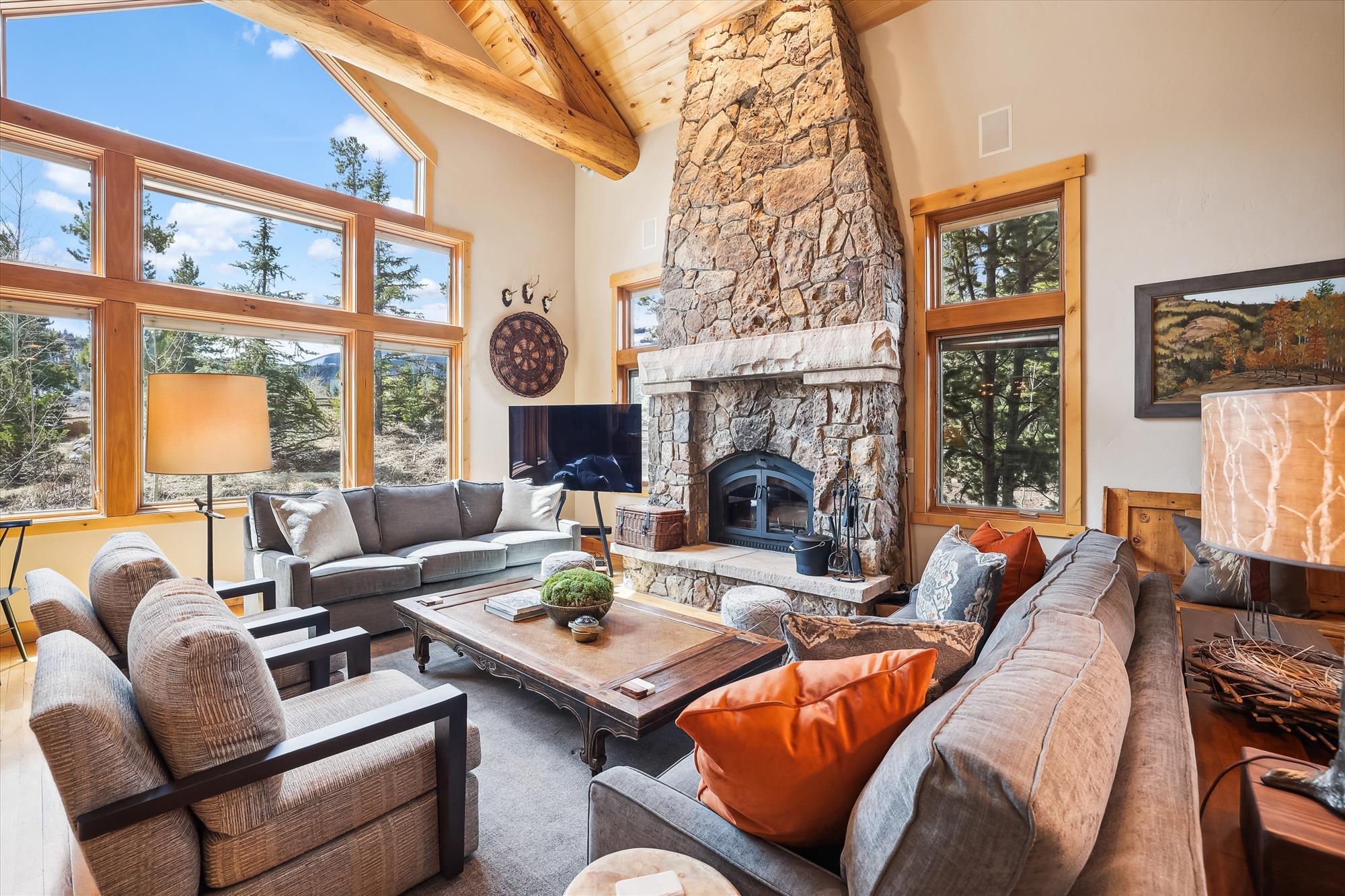 Chalet Arapaho Frisco: Spacious 4-Bedroom Ski Chalet Rental with Hot Tub and BBQ, Frisco