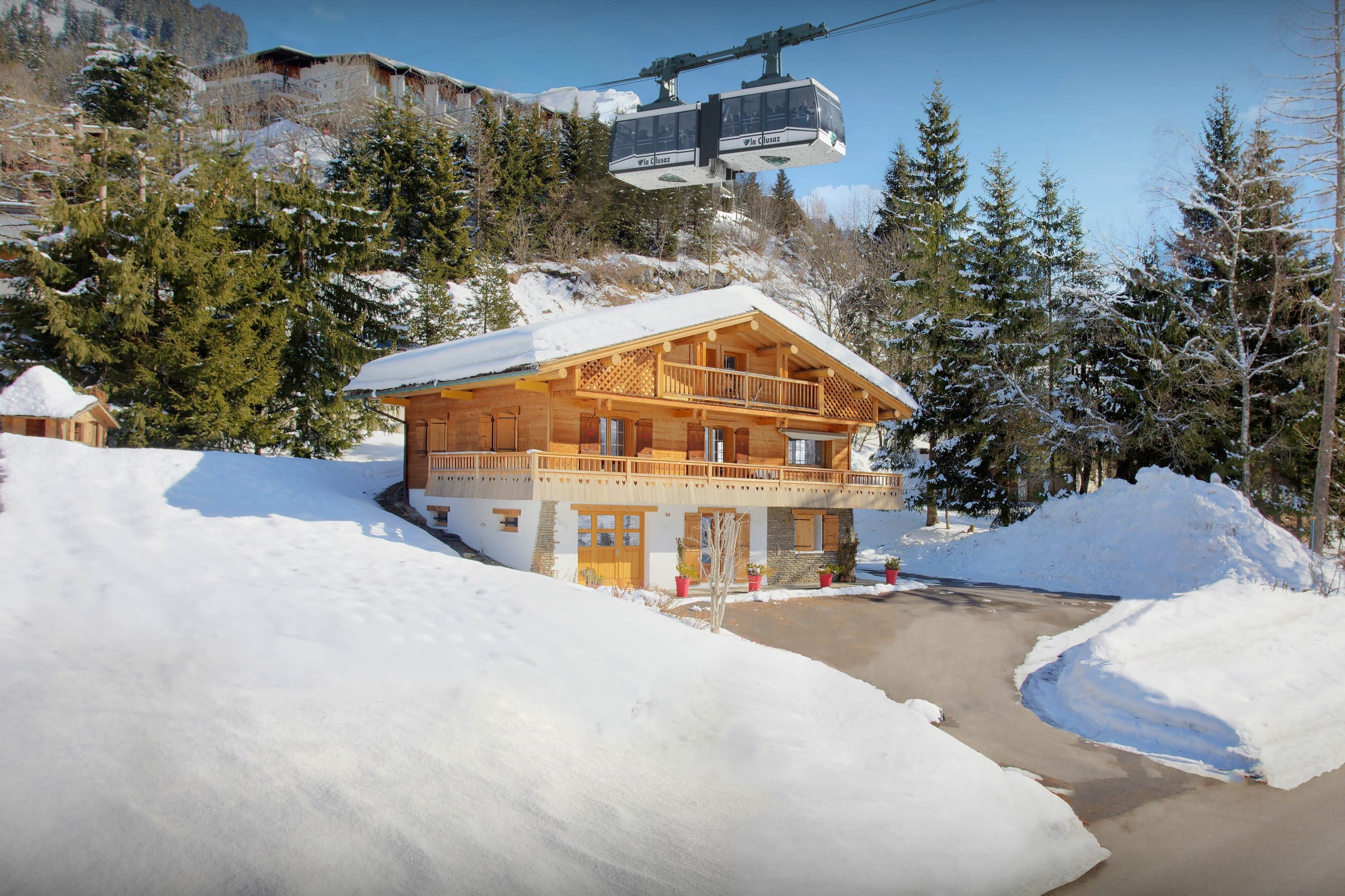 Villa Azur Montrottier Auvergne-Rhône-Alpes: Spacious 6-Bedroom Ski Chalet with Pool, Upper Savoy