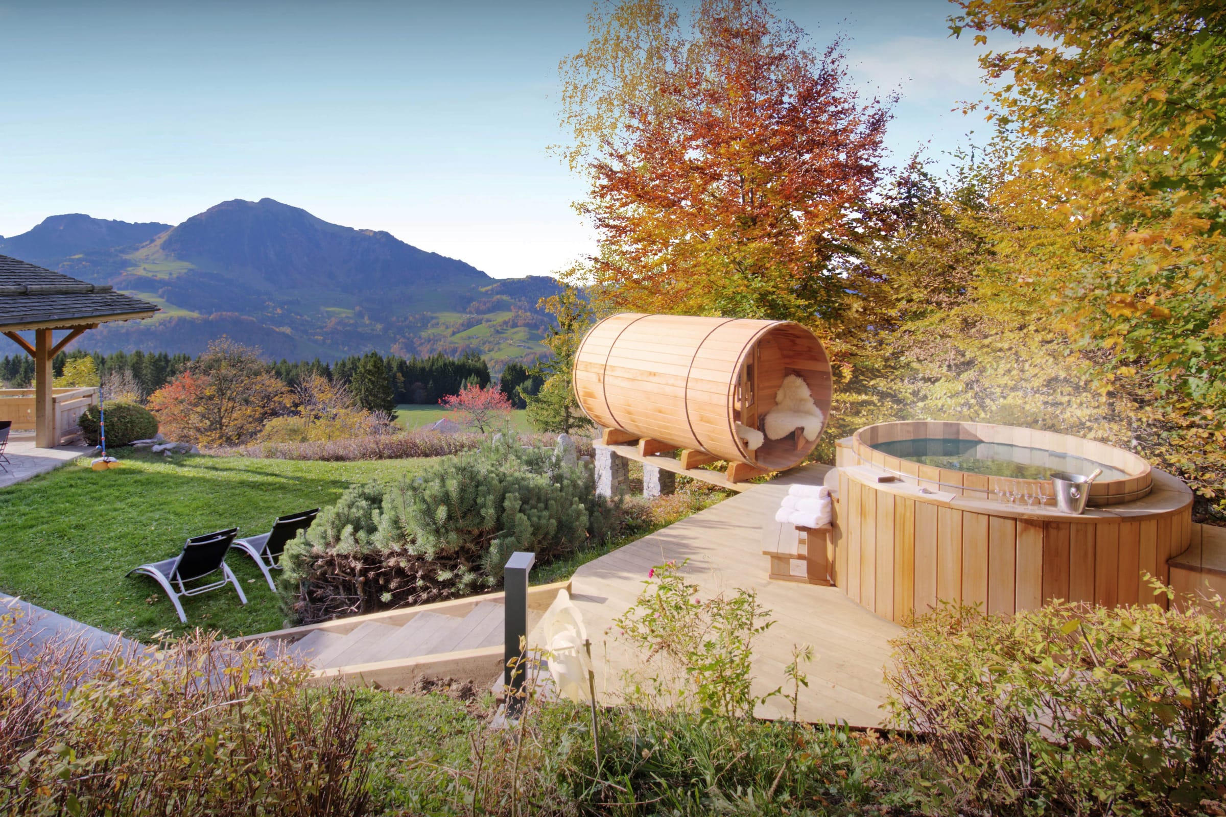 Chalet Aravis Manigod: Spacious 5-Bedroom Ski Chalet with Sauna and Mountain Views, Upper Savoy
