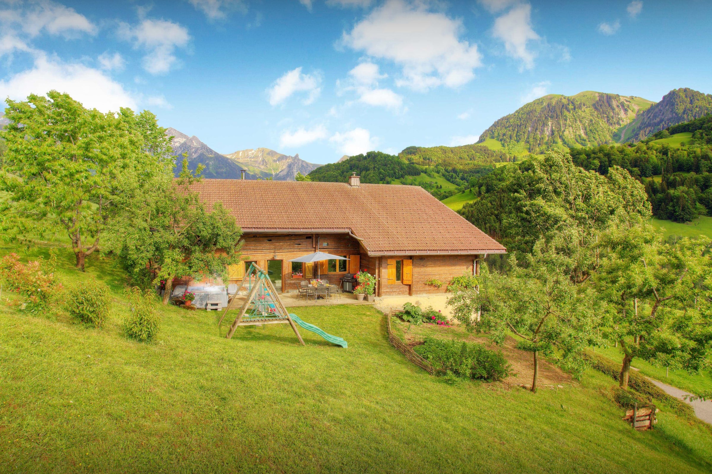 Villa Crépuscule Vernay Auvergne-Rhône-Alpes: Luxury 4-Bedroom Chalet with Hot Tub and Mountain Views, Upper Savoy