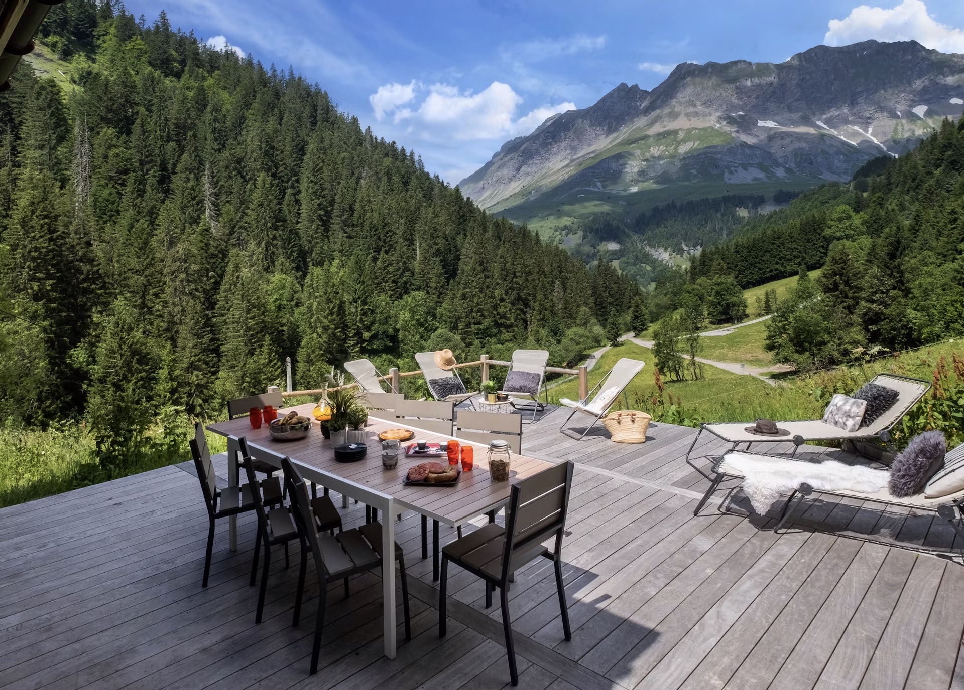 Chalet Aupet Savoy: Spacious 6-Bedroom Ski Chalet with Family-Friendly Features in Savoy