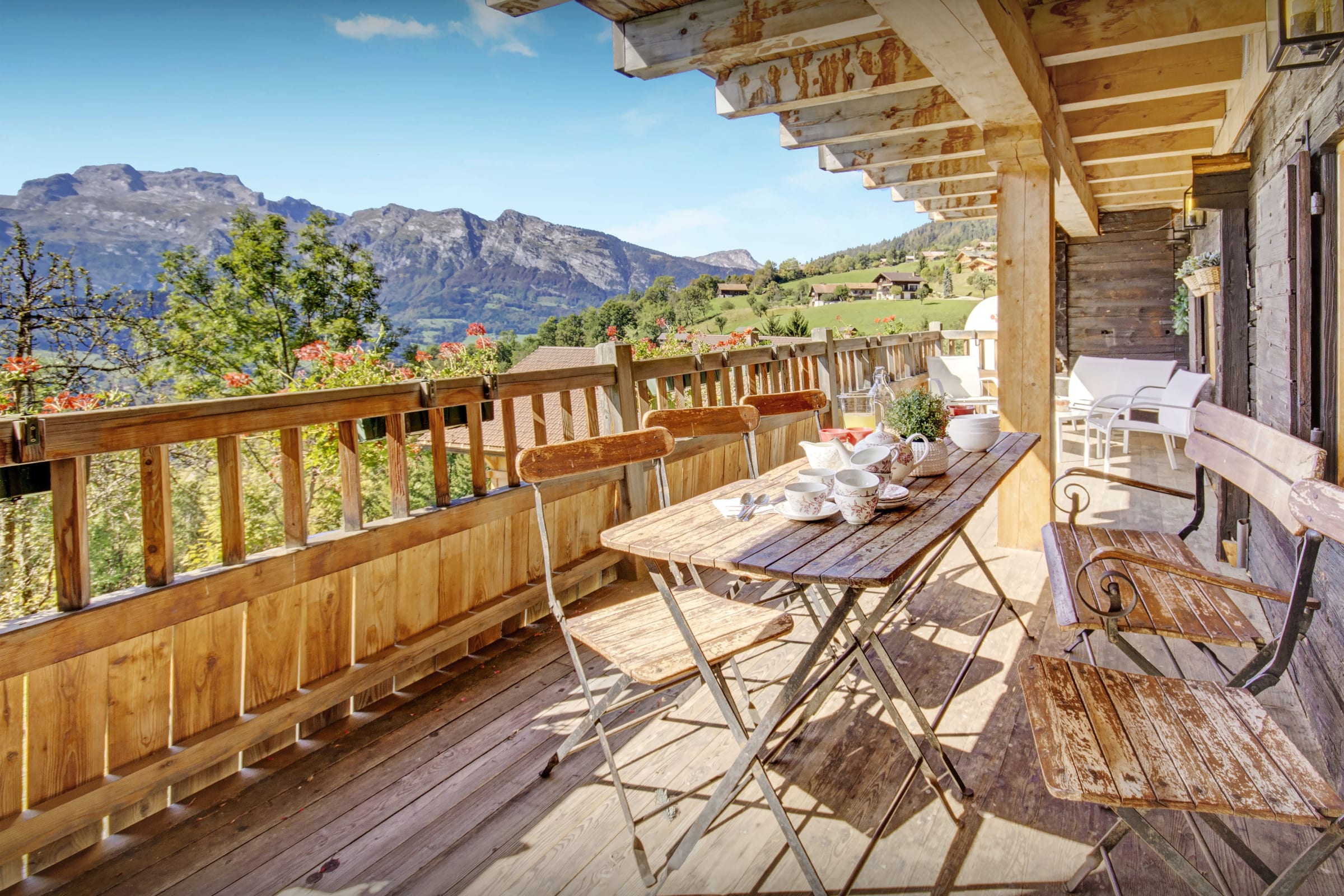 Chalet Épine Manigod: Luxury 4-Bedroom Villa with Sauna and Tennis Court, Upper Savoy