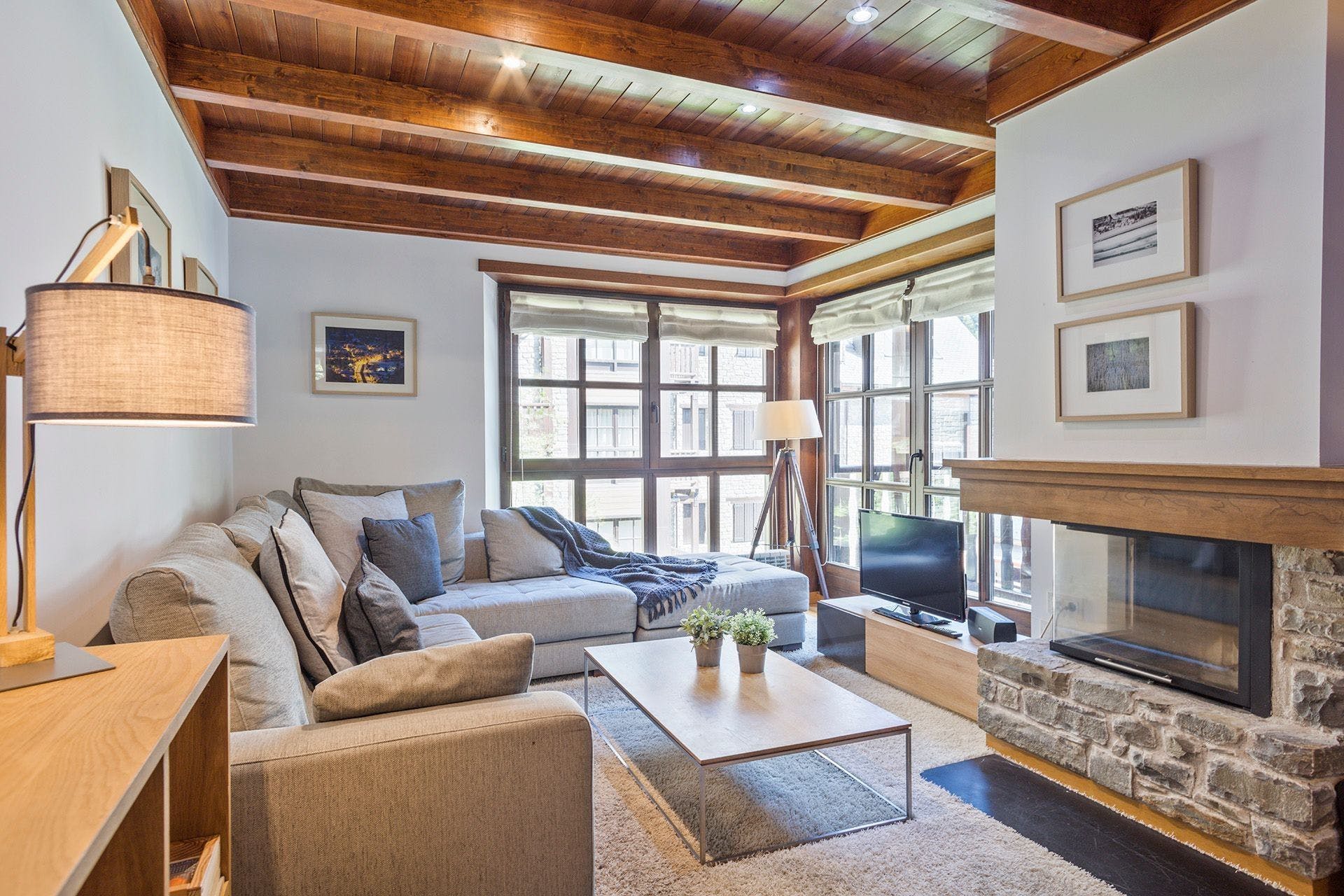 Villa Esmeralda Les Bordes Val d’Aran: Charming 3-Bedroom Ski Chalet with Cozy Fireplace, Val d’Aran