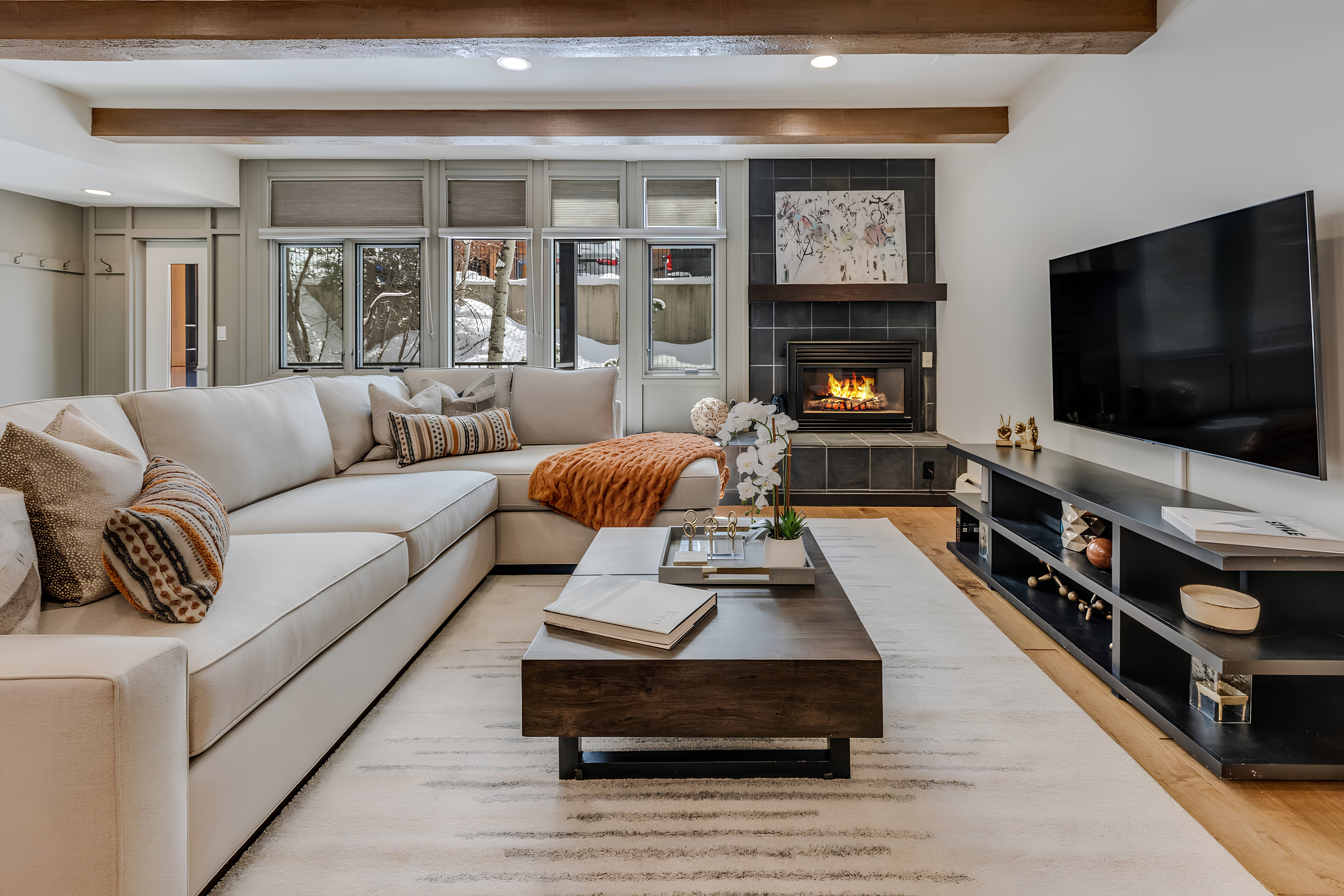 Villa Aurore Hunter Creek Aspen: Elegant 3-Bedroom Ski Chalet with Hot Tub, Aspen