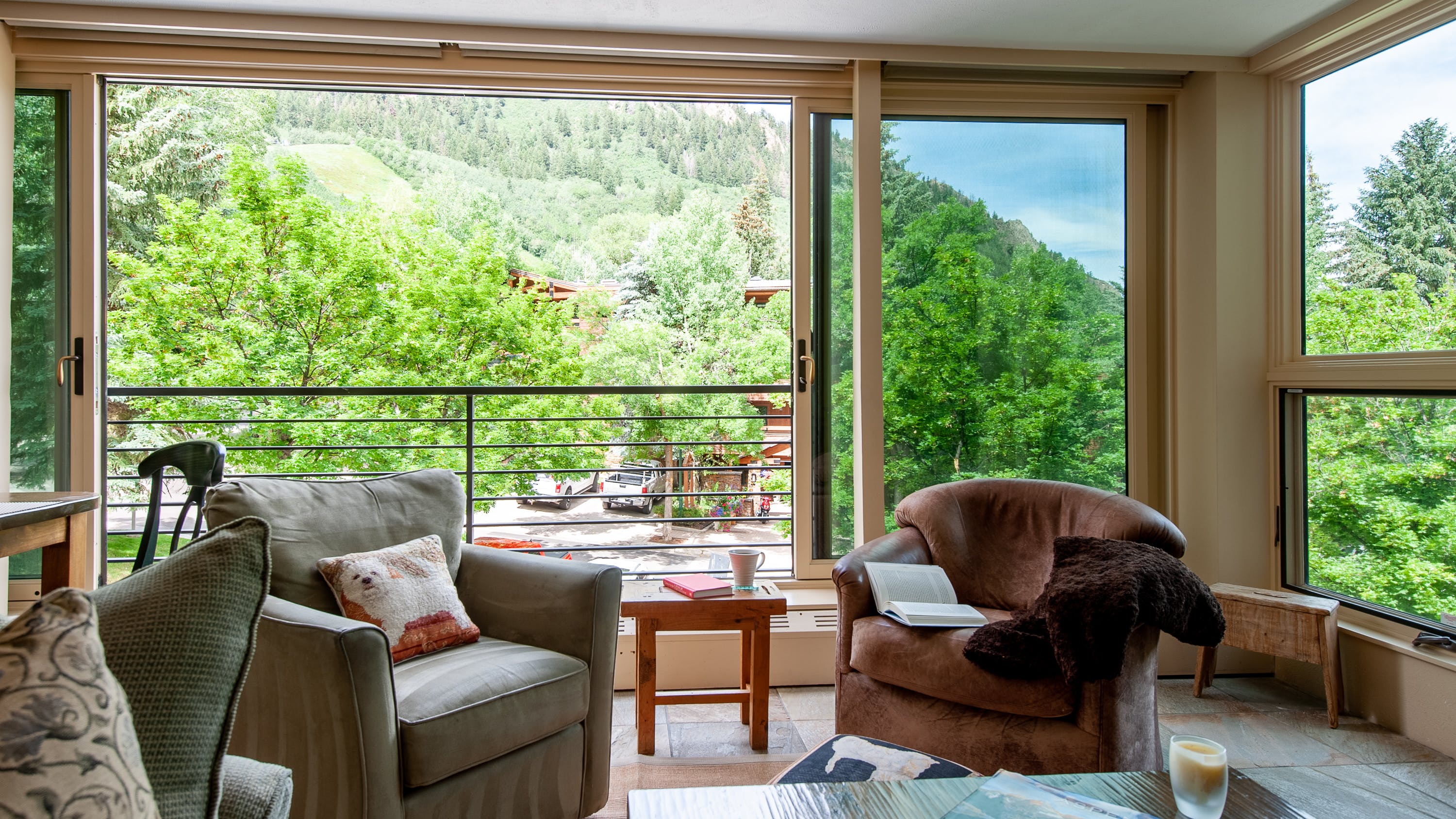 Villa Ponente Smuggler Aspen: Luxury 3-Bedroom Ski Chalet with Hot Tub, Aspen & Snowmass