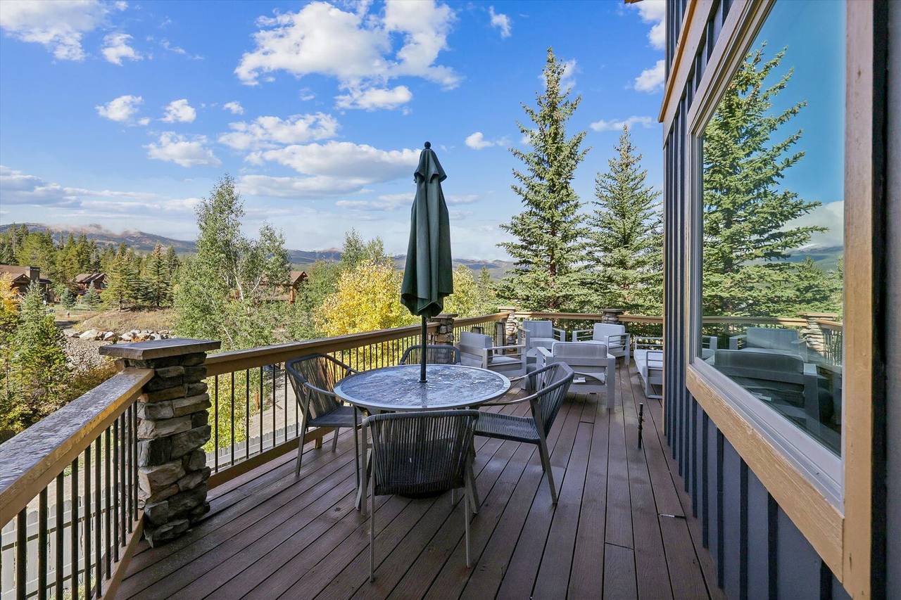 Chalet Quaking Breckenridge: Luxury 4-Bedroom Ski Chalet with Hot Tub, Ski Access, Breckenridge