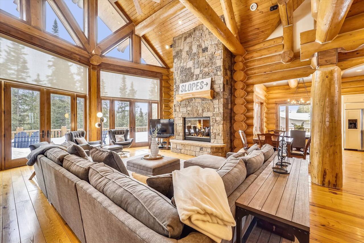 Villa Boreas Sallie Breckenridge: Luxury 6-Bedroom Chalet with Hot Tub and Mountain Views, Breckenridge