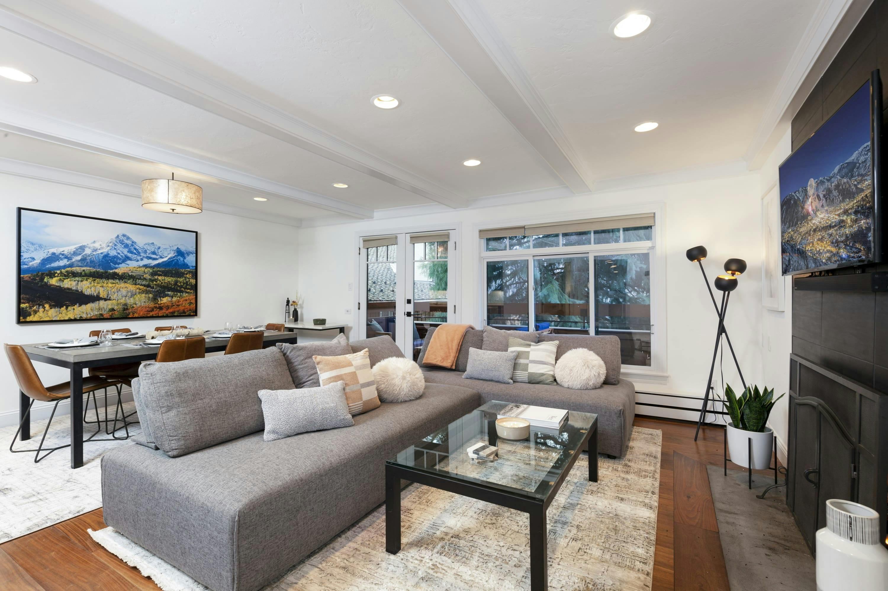 Villa Levante Smuggler Aspen: Spacious 3-Bedroom Ski Chalet with Hot Tub and Pool, Aspen