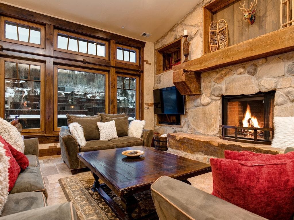 Villa Cramoisi SilverKing Park City: Spacious 8-Bedroom Luxury Ski Chalet with Hot Tub, Park City