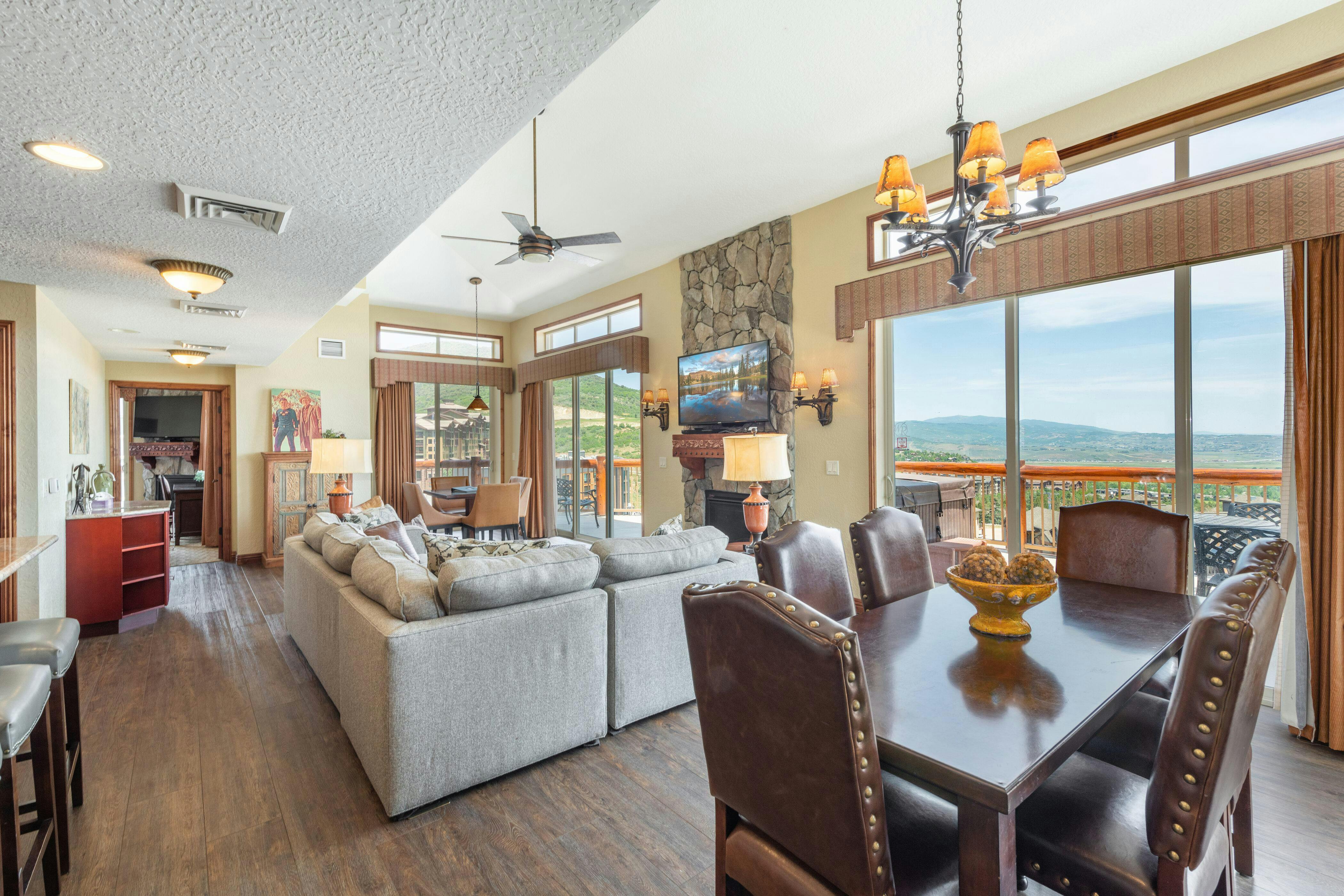 Villa Föhn McPolin Park City: Upscale 2-Bedroom Penthouse with Hot Tub and Mountain Views, Park City
