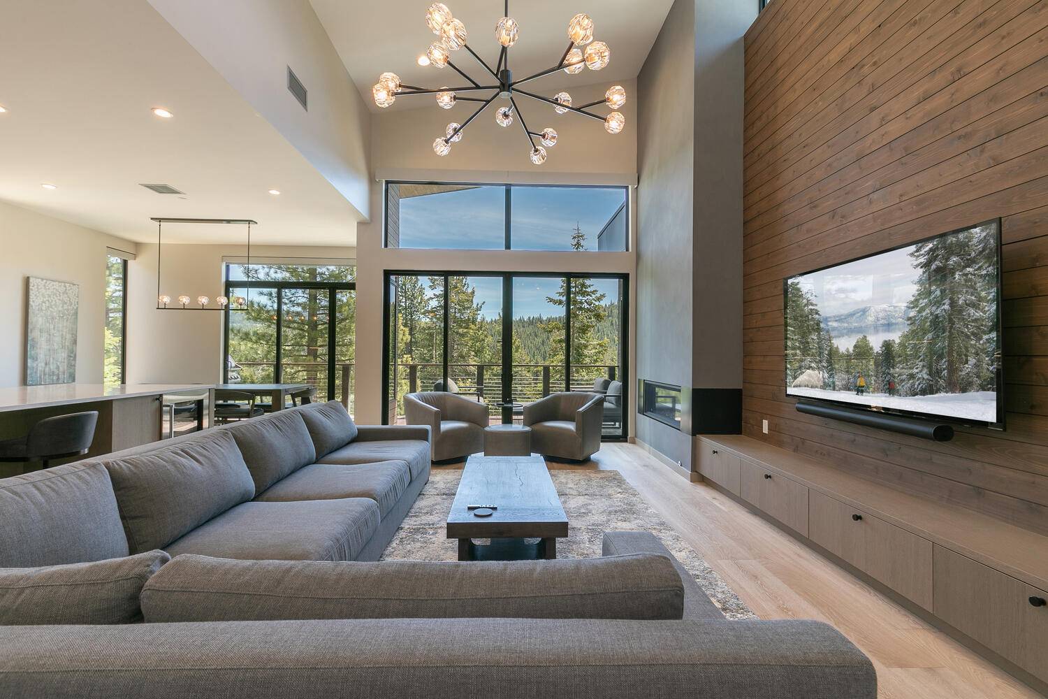 Chalet Zephyr Carnelian: Luxury 4-Bedroom Chalet with Hot Tub and Pool, Carnelian Bay