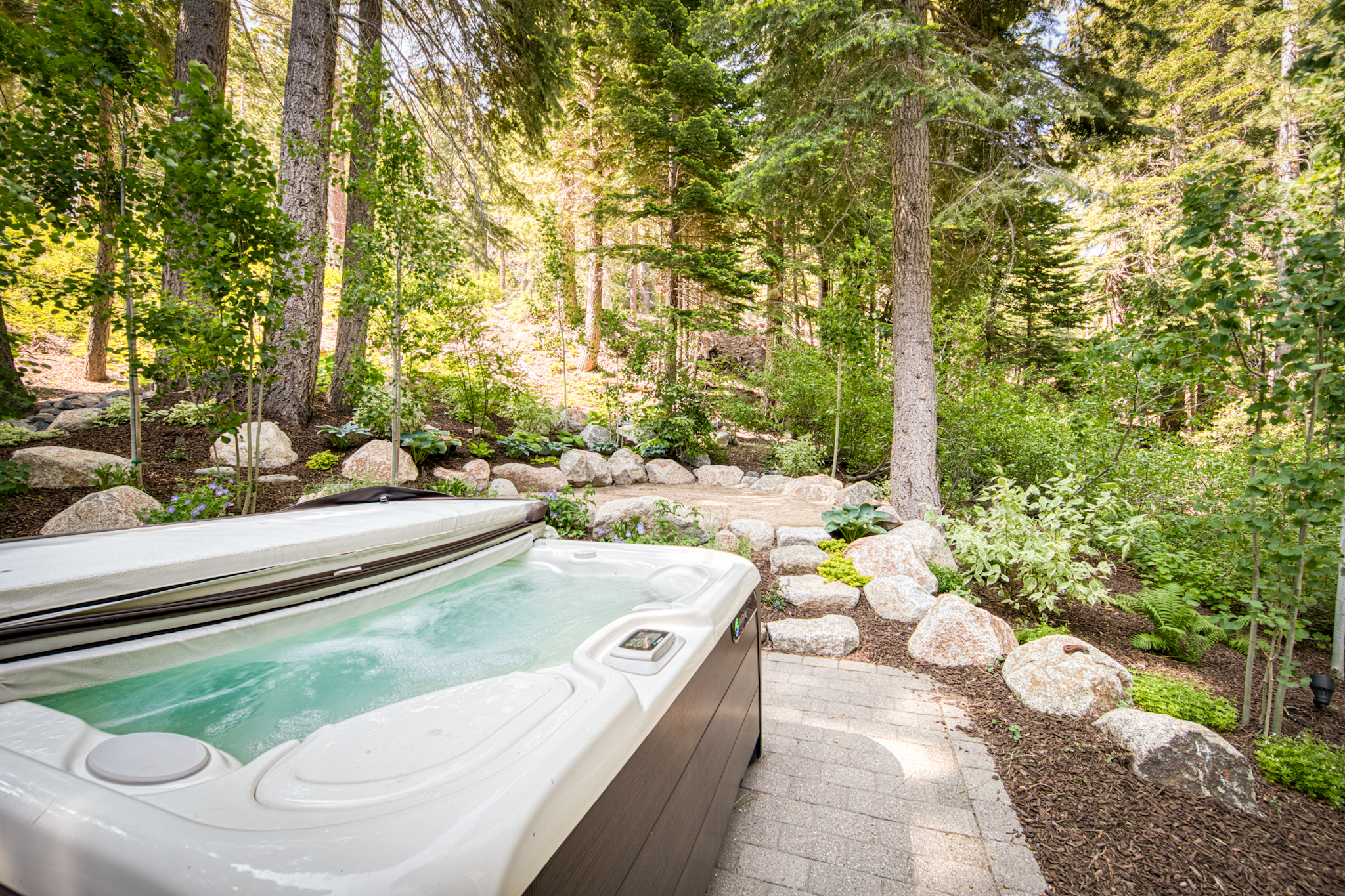 Villa Levante Rubicon West Tahoe: Spacious 6-Bedroom Chalet with Hot Tub and Ski Access, West Tahoe