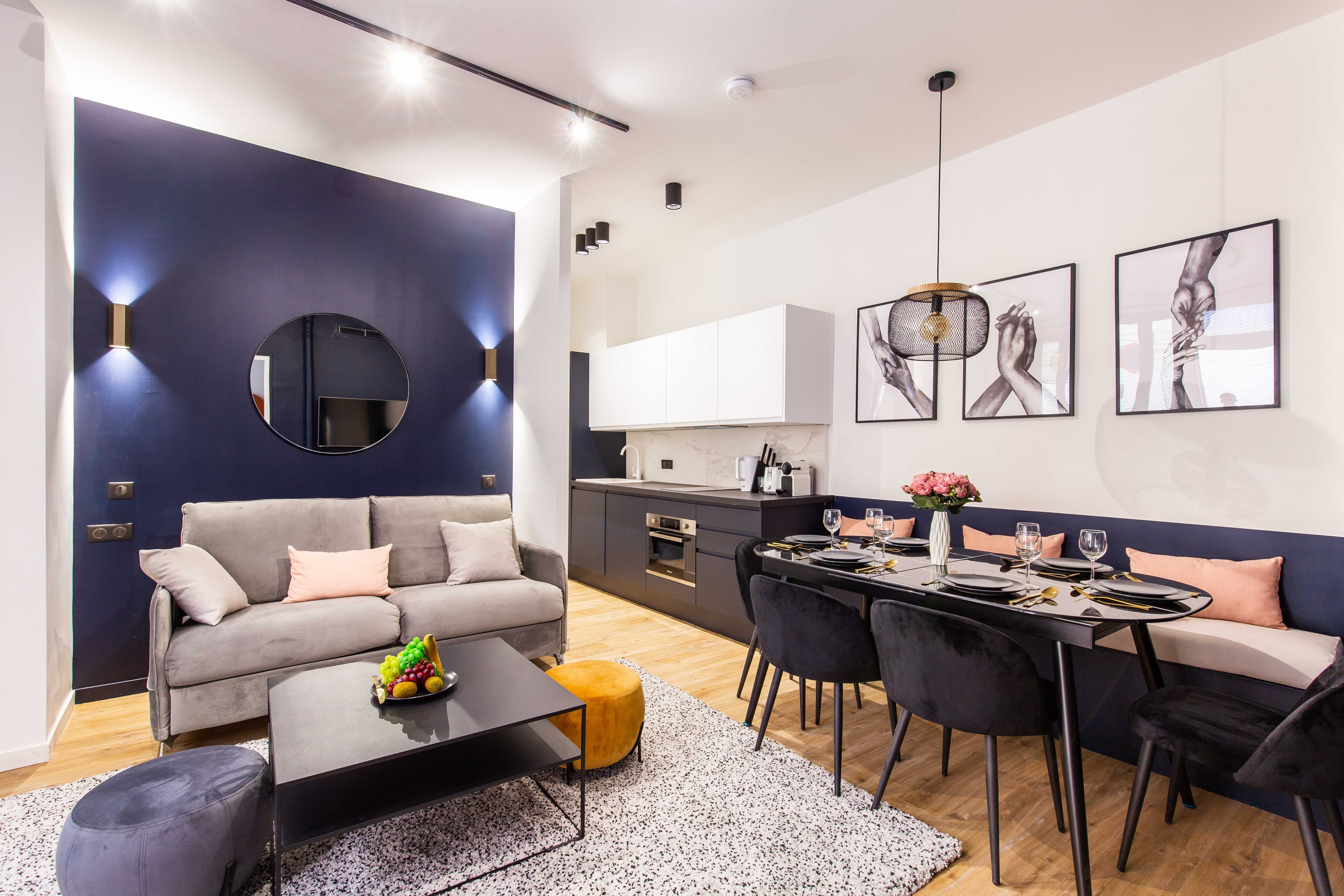 Villa Aurore Pyramides Grands Boulevards: Chic 2-Bedroom Apartment Rental with Air-Con in Grands Boulevards, Paris