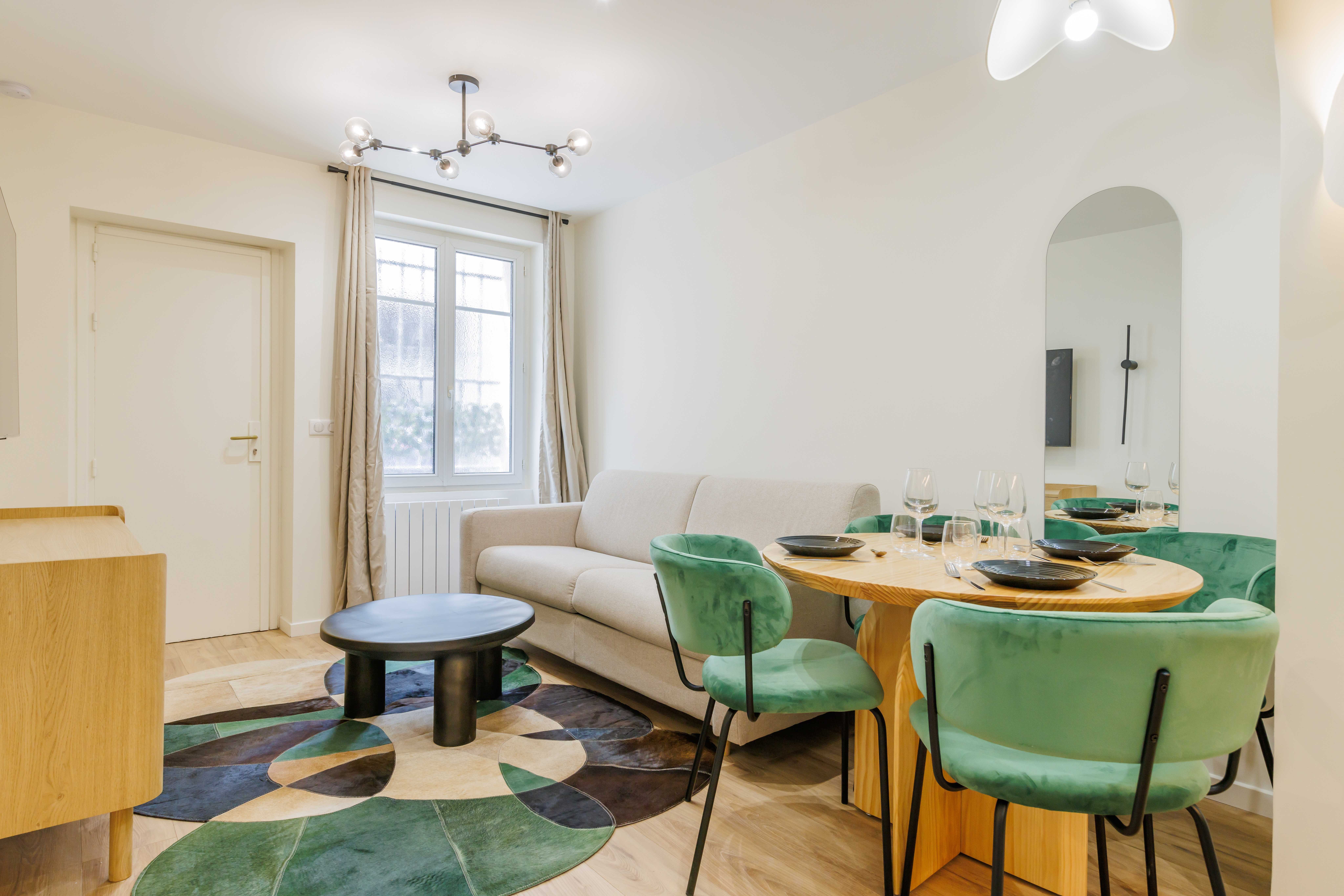 Villa Crépuscule Pigeonnier Montmartre Sacré-Coeur: Charming 2-Bedroom Apartment with Air-Con in Montmartre Sacré-Coeur, Paris