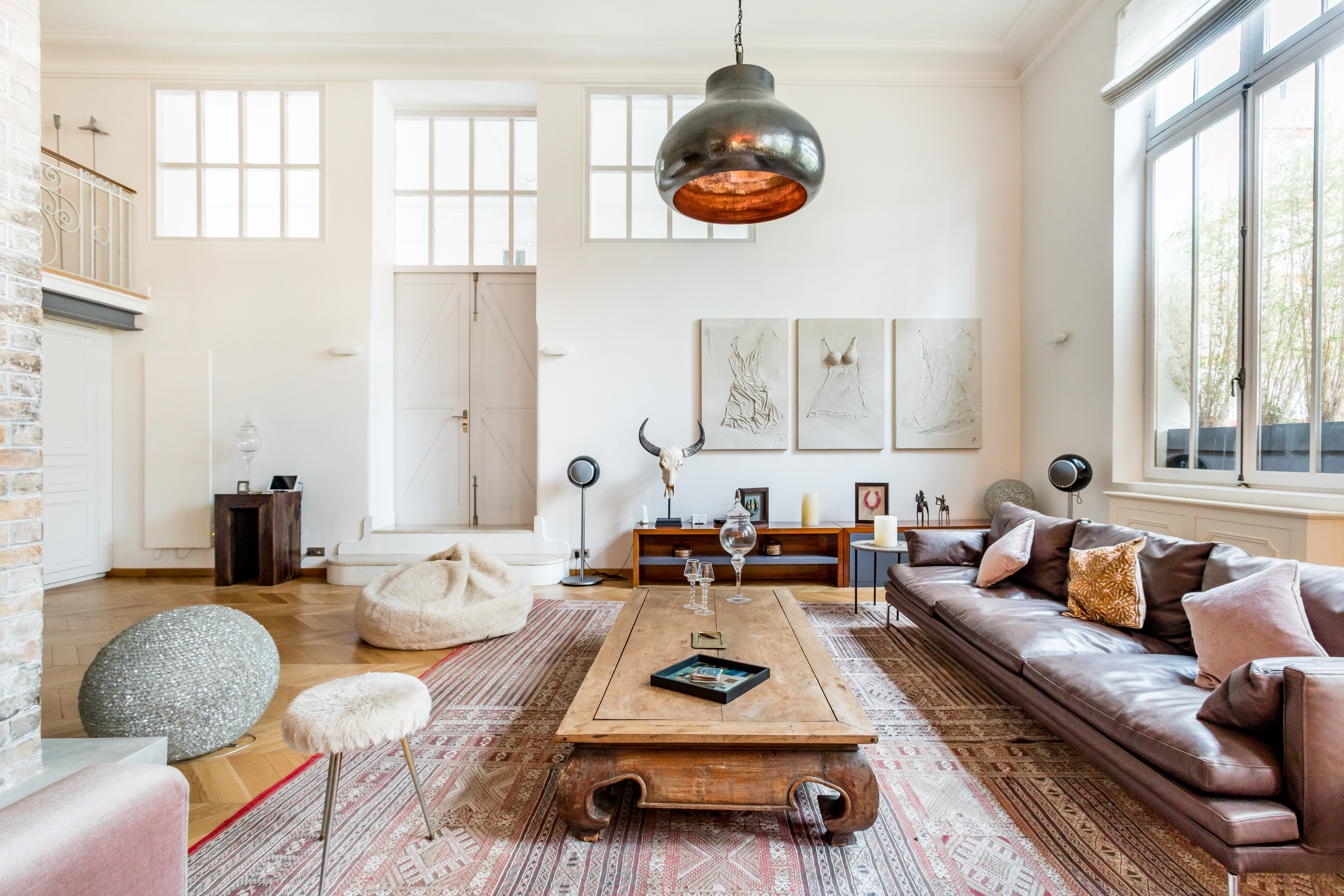 Château Caille Paris: Luxury 3-Bedroom Apartment with Courtyard and Bar, Paris