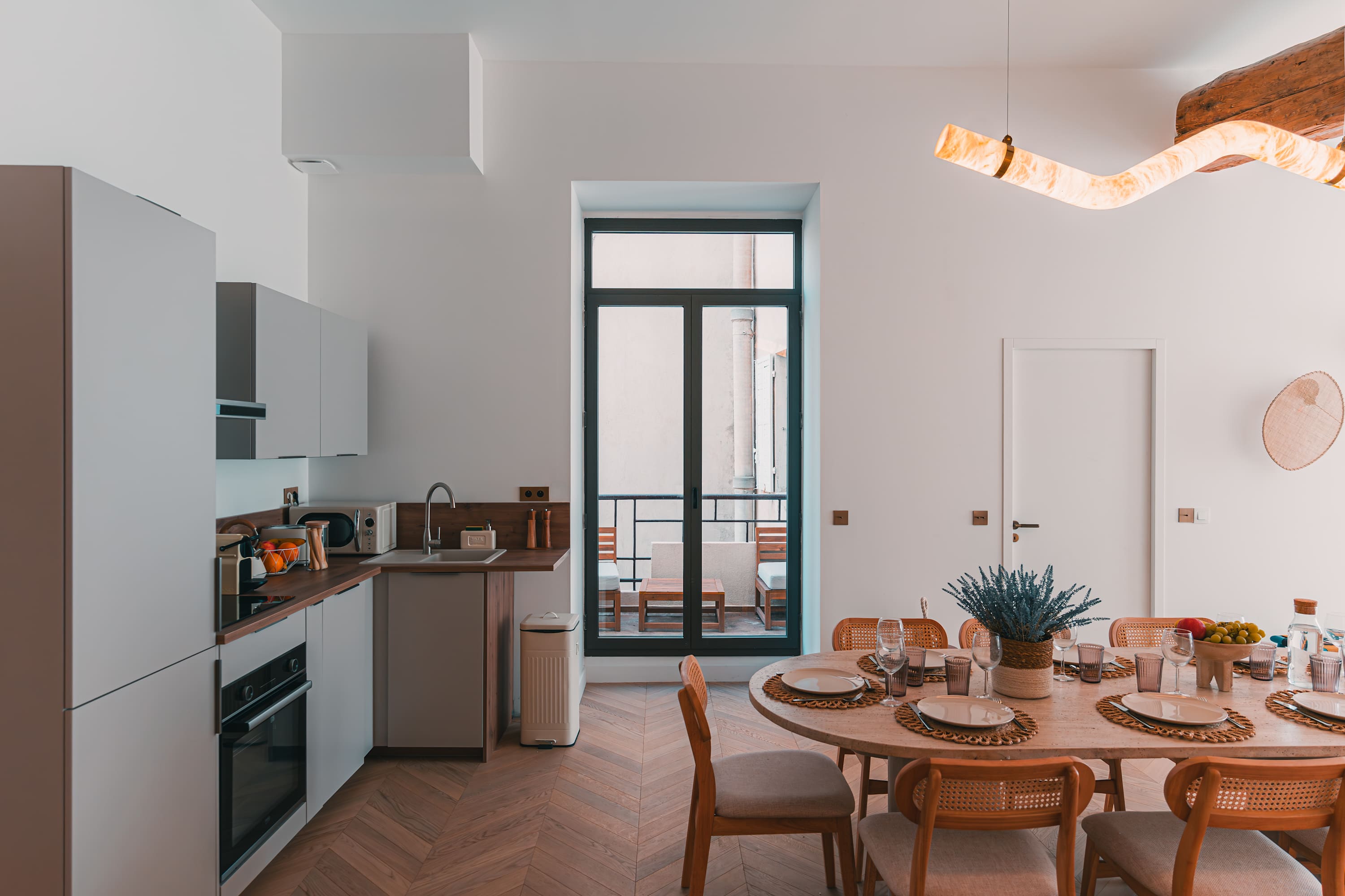 Château Canebière Marseille: Spacious 5-Bedroom Apartment Rental with Balconies and Air-Con, Marseille